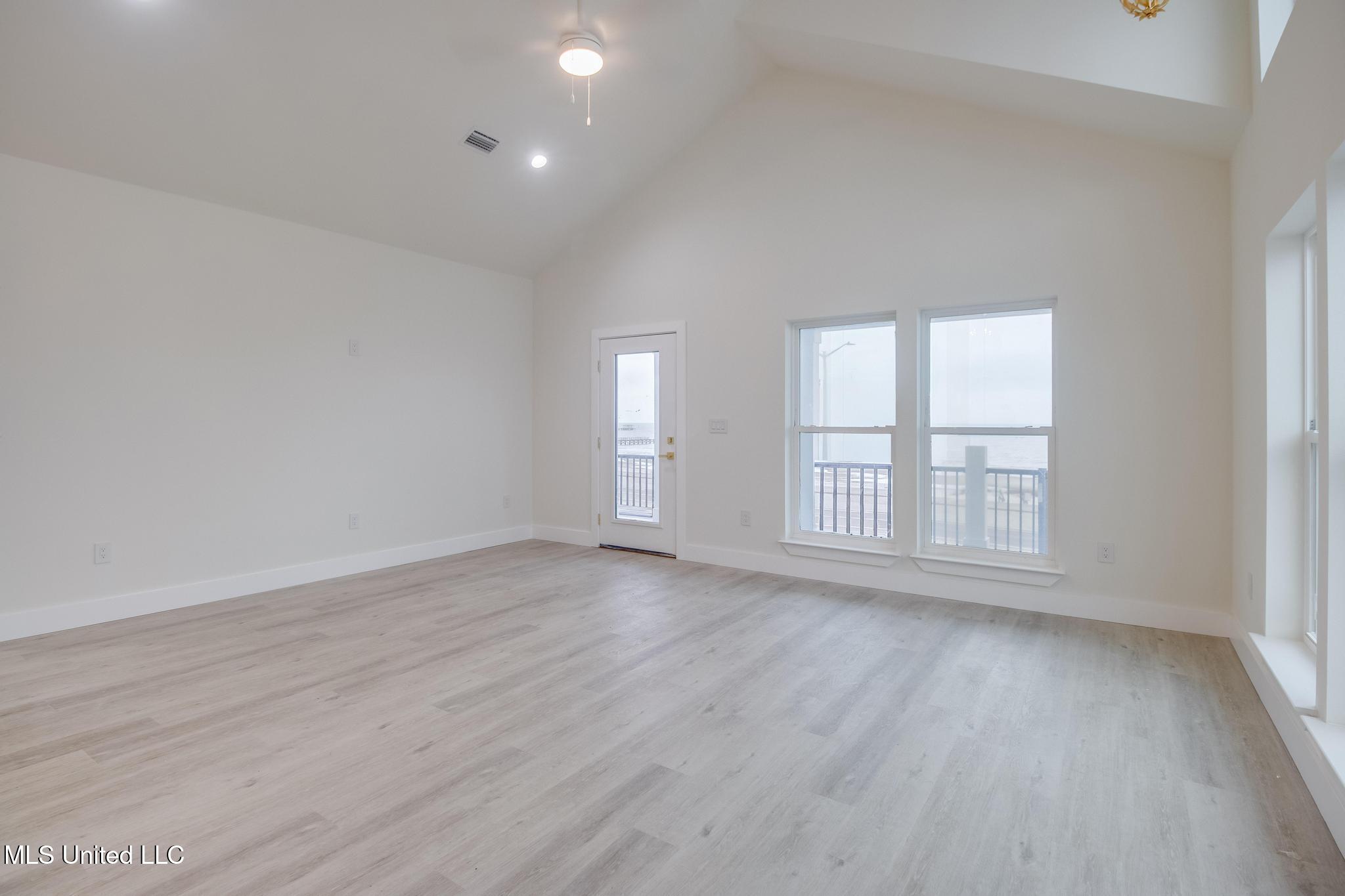 128 W Beach Boulevard Property Photo 4