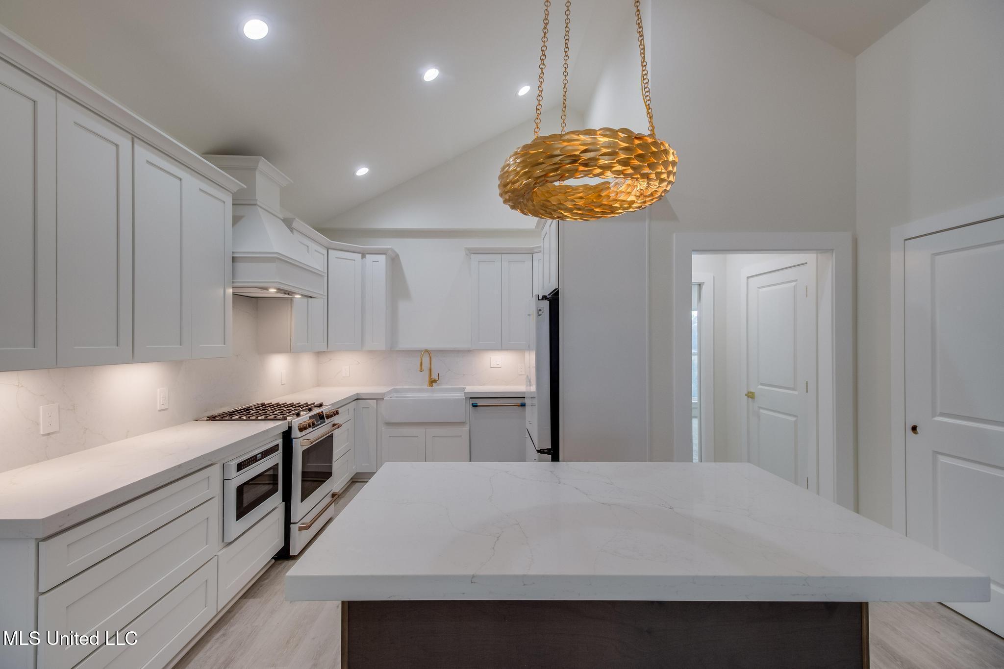 128 W Beach Boulevard Property Photo 6