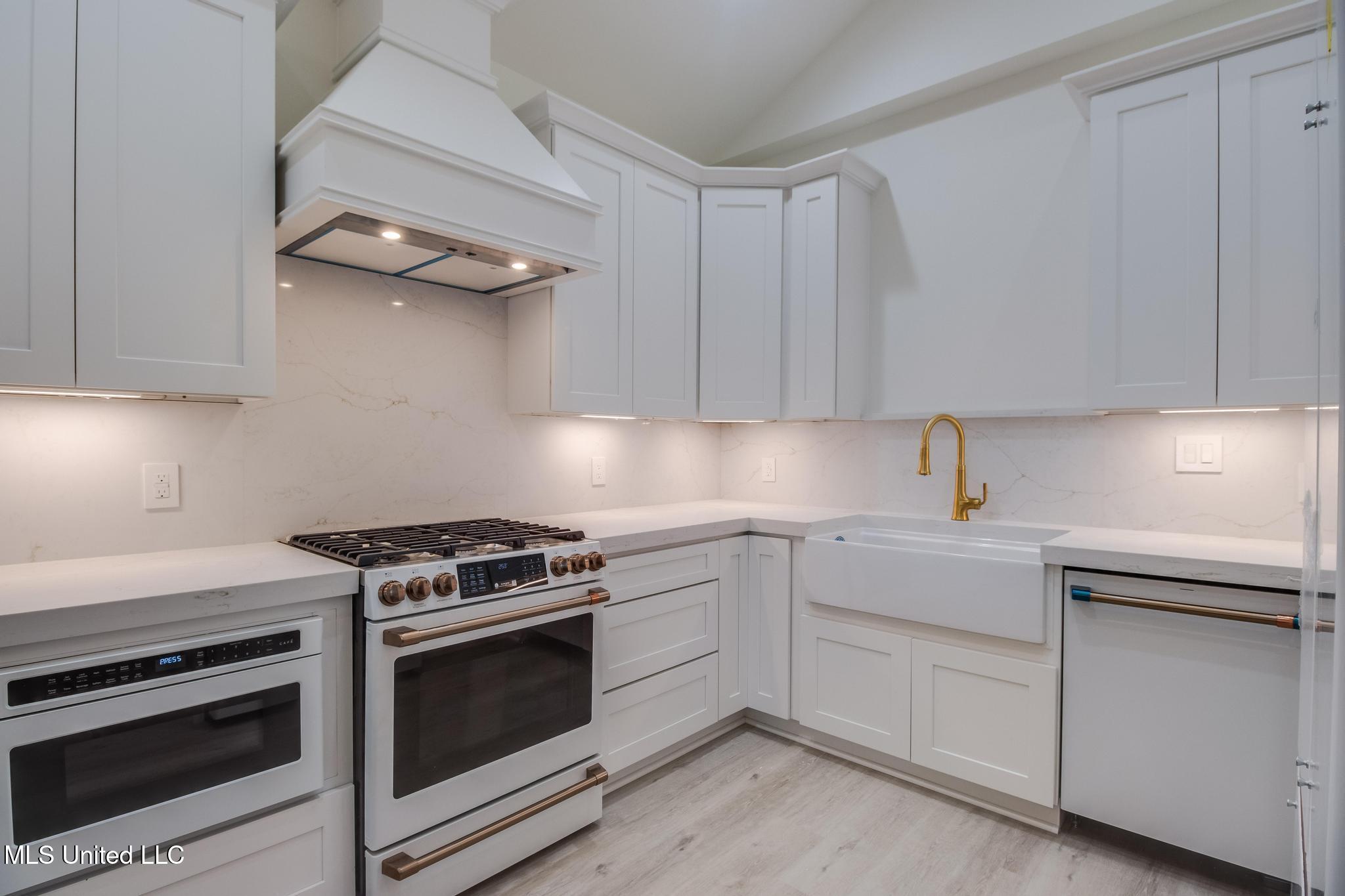 128 W Beach Boulevard Property Photo 7