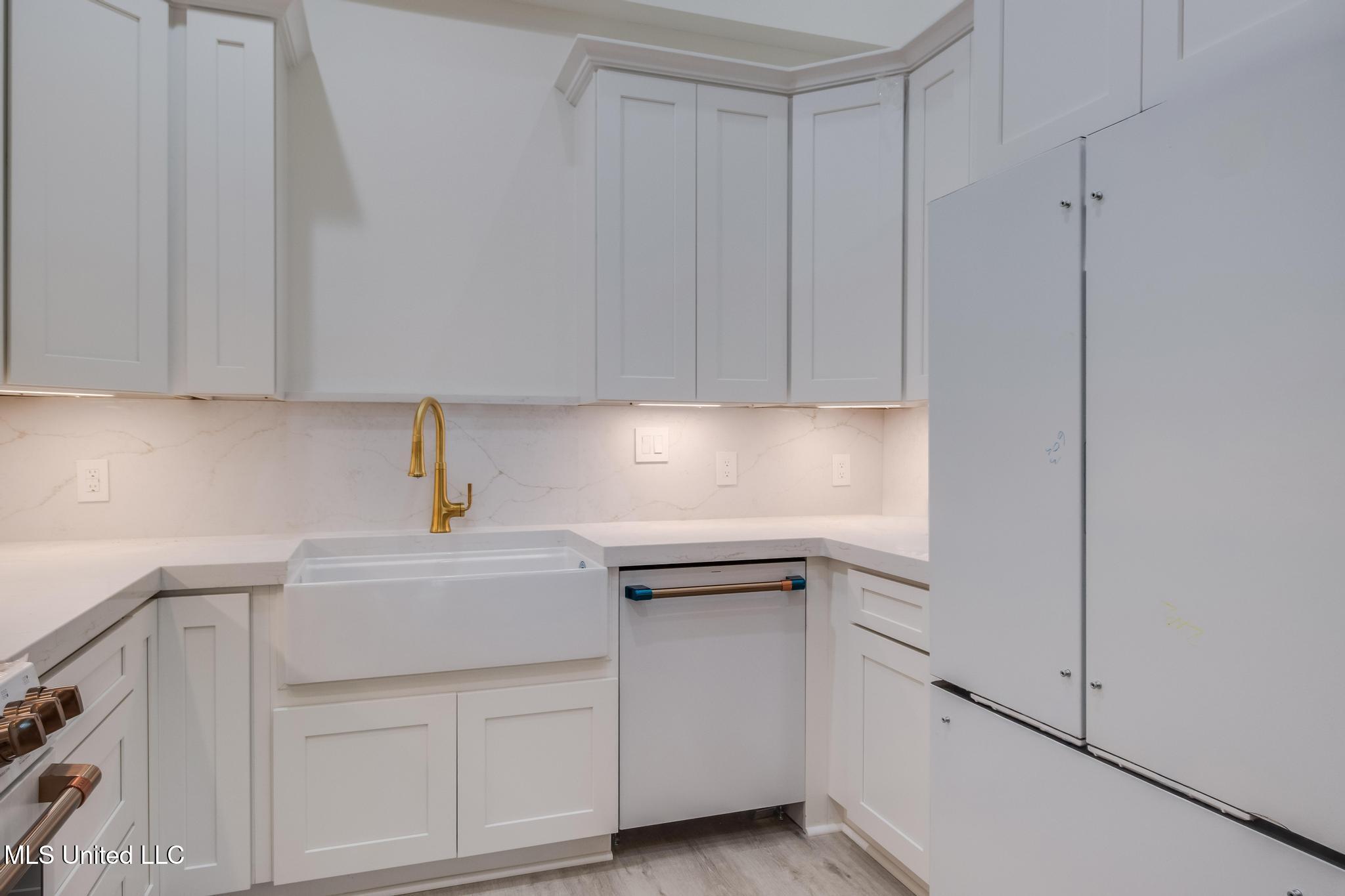 128 W Beach Boulevard Property Photo 8