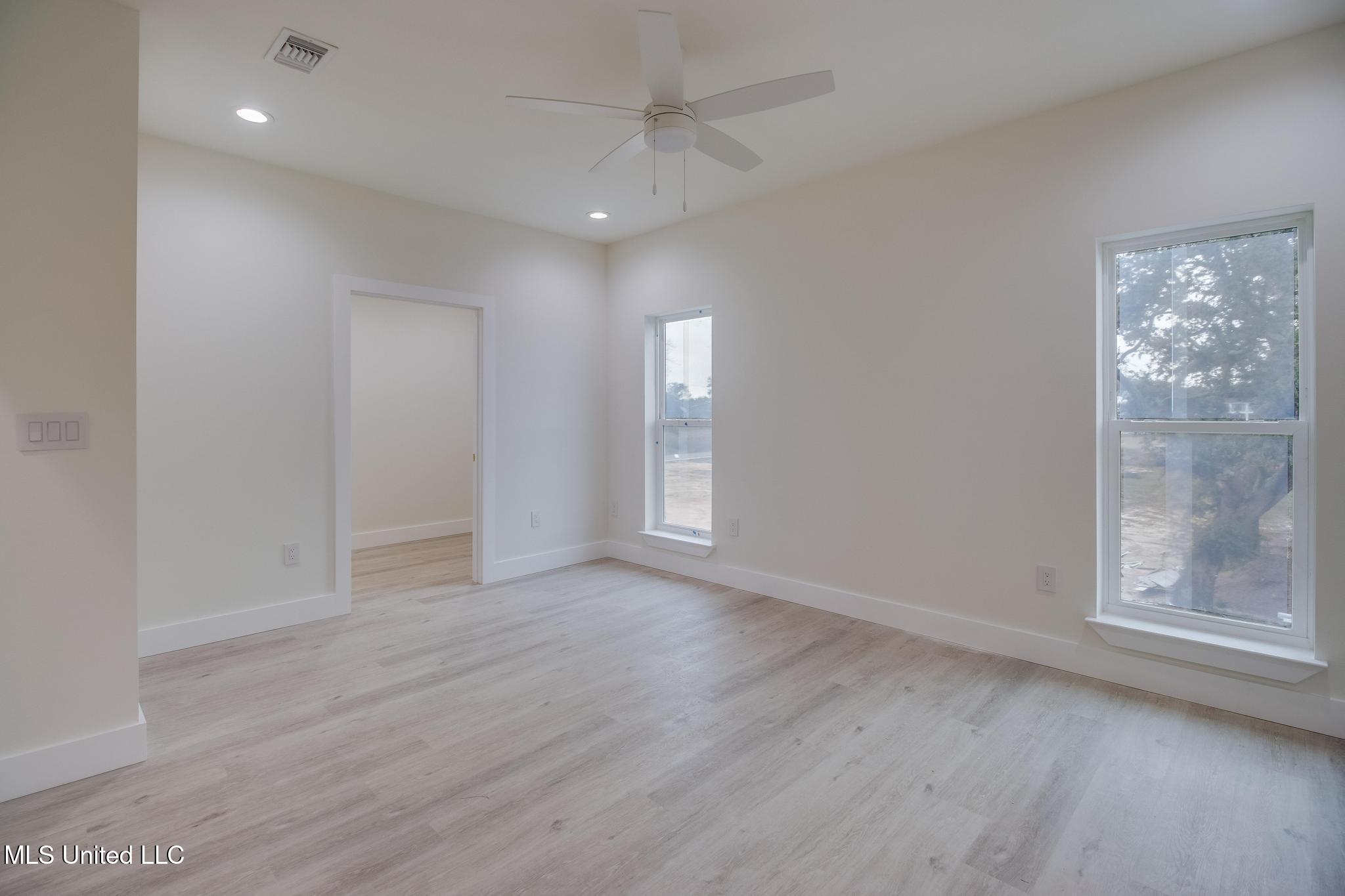 128 W Beach Boulevard Property Photo 9