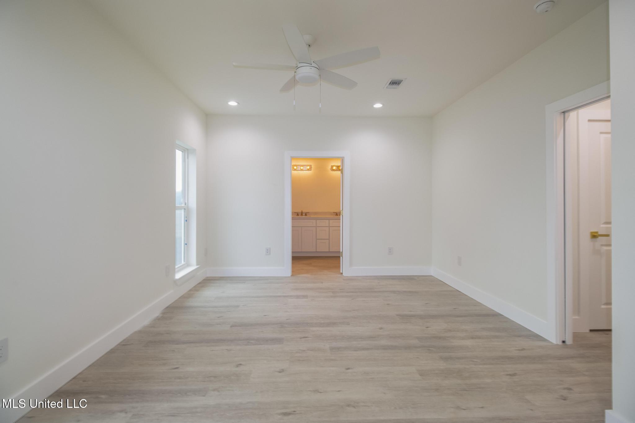 128 W Beach Boulevard Property Photo 10