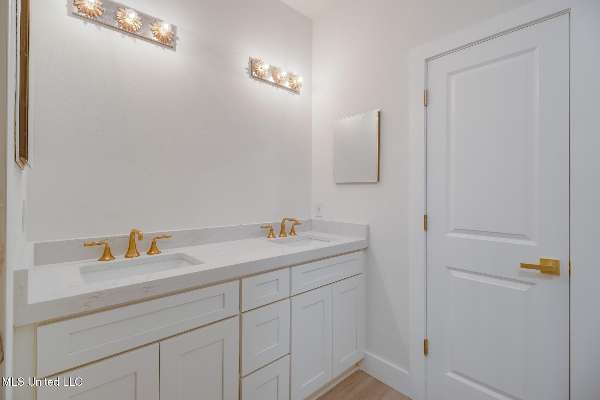 128 W Beach Boulevard Property Photo 11