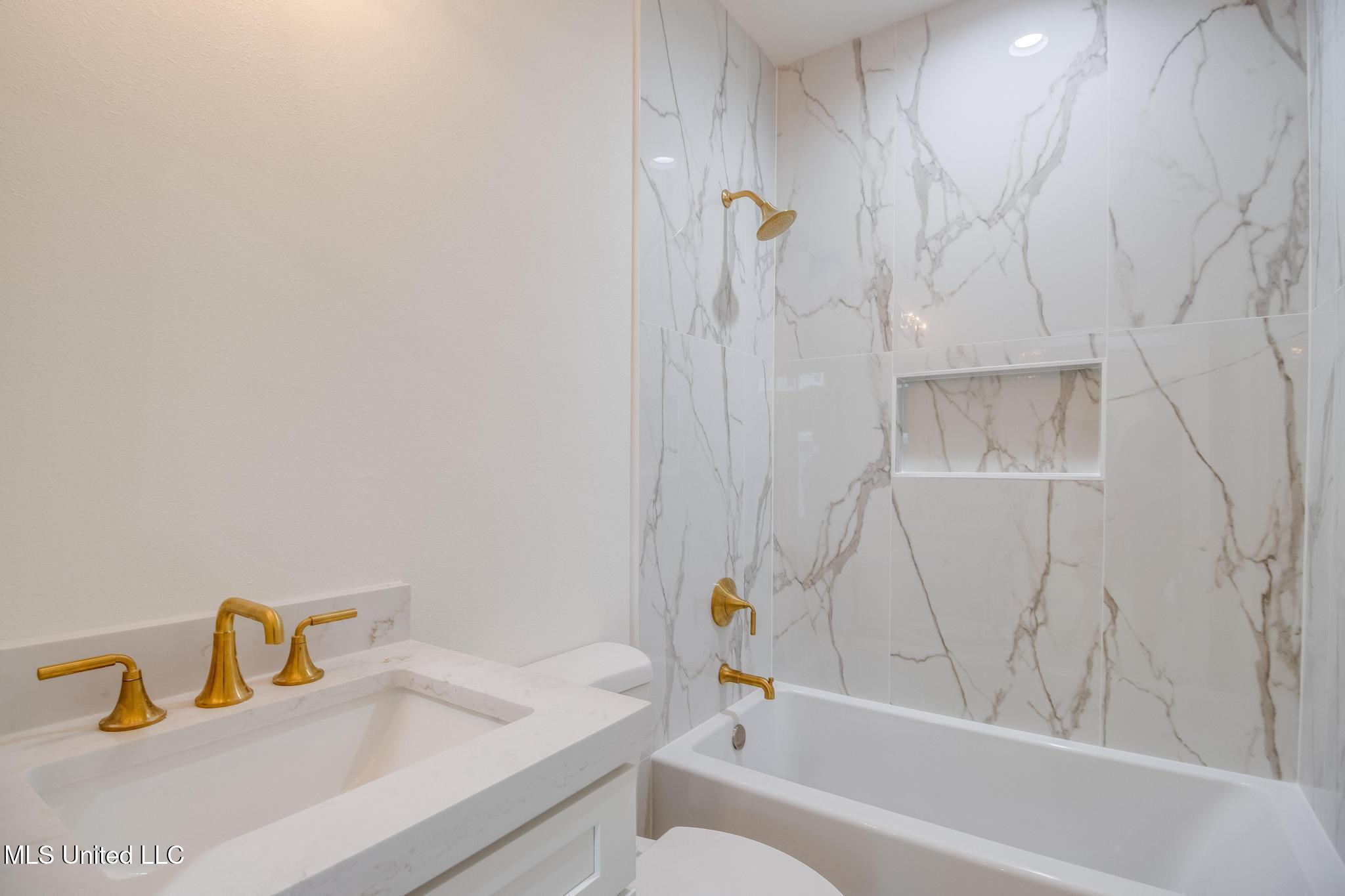 128 W Beach Boulevard Property Photo 16