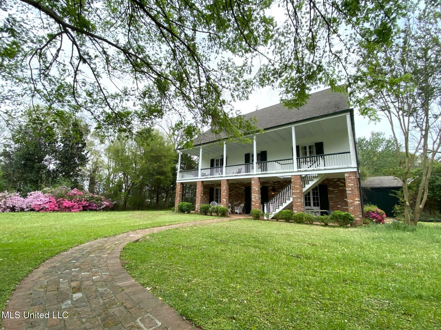 200 Devereaux Drive Property Photo 1
