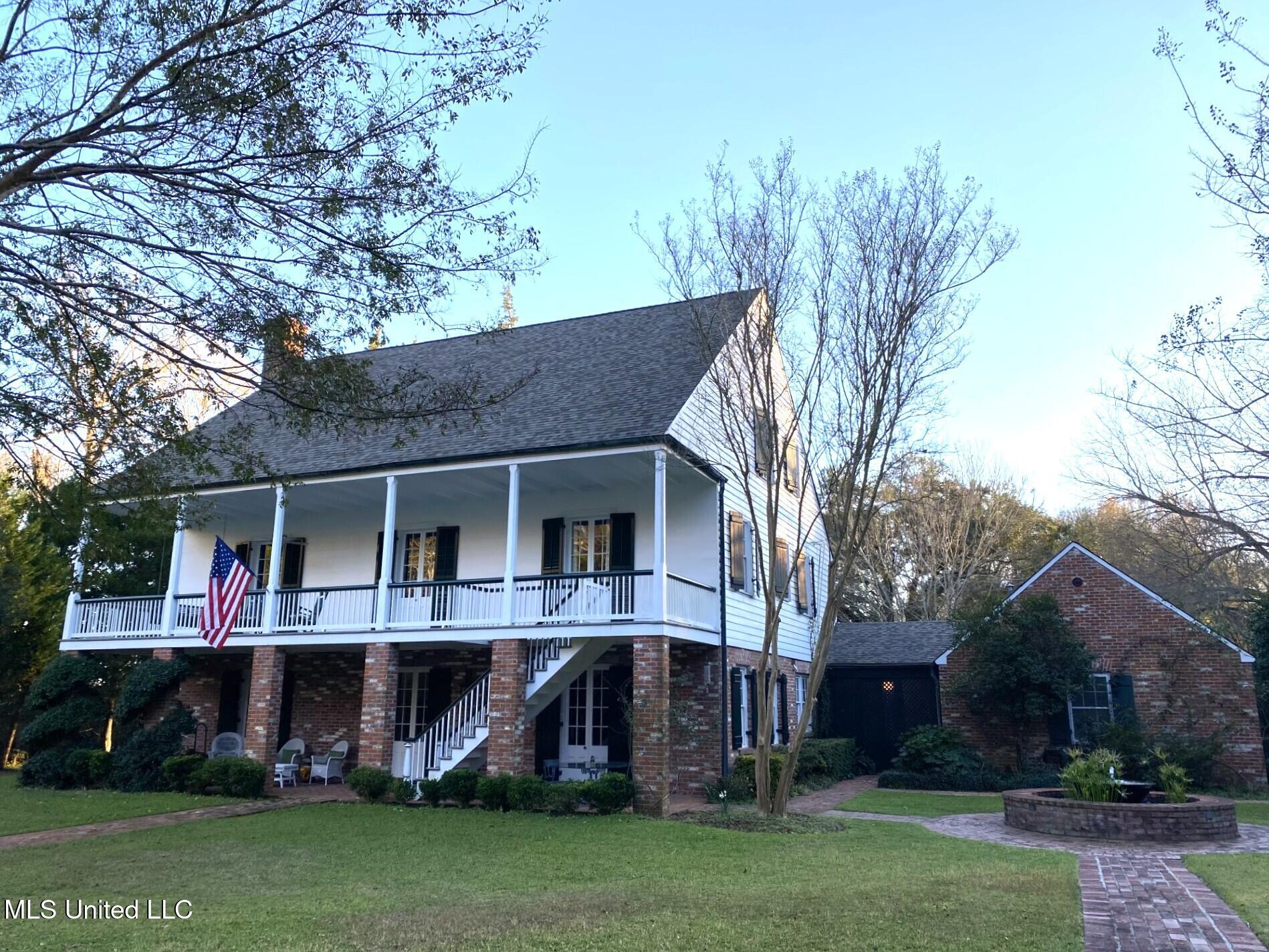 200 Devereaux Drive Property Photo 3