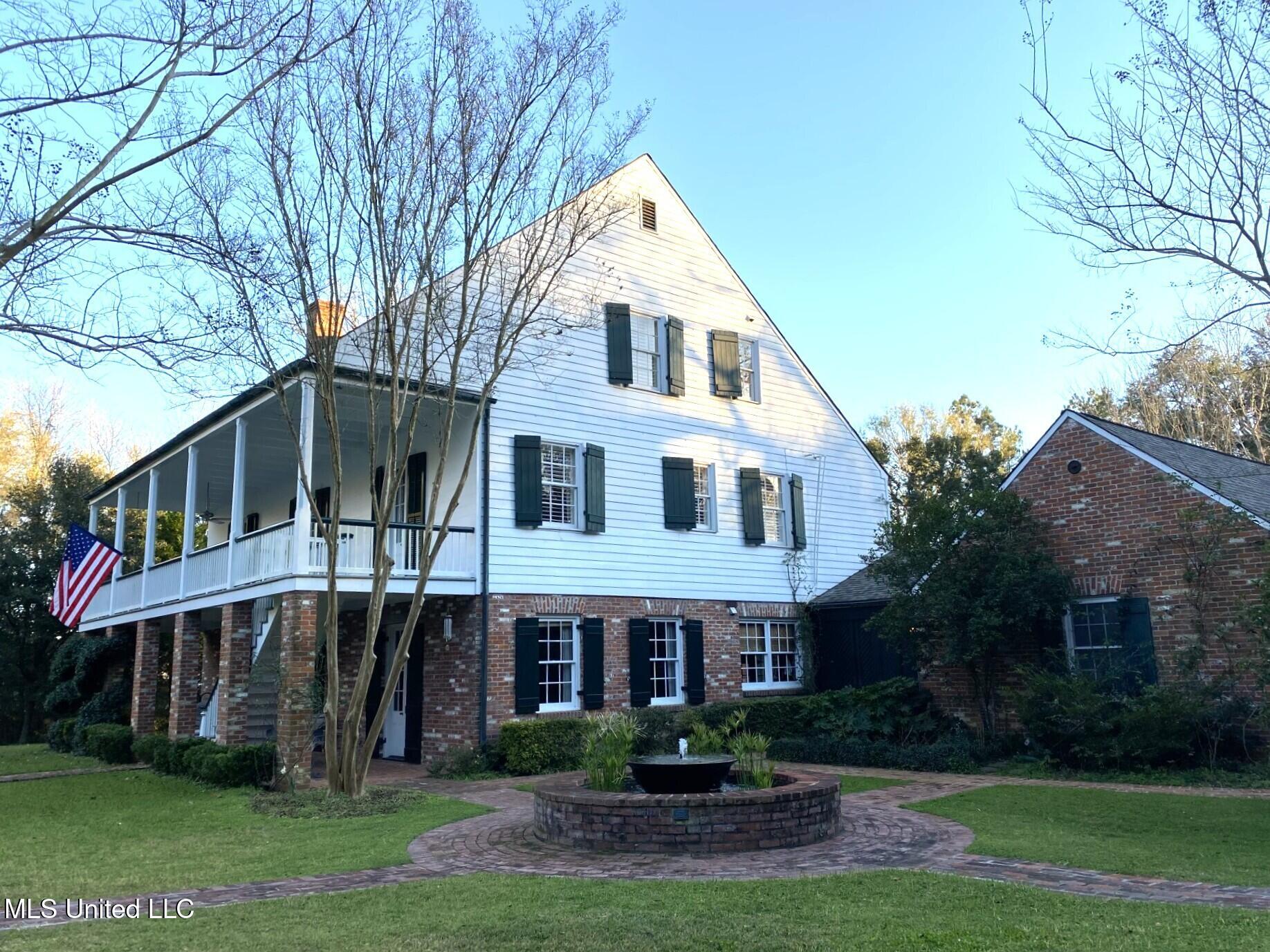 200 Devereaux Drive Property Photo 4