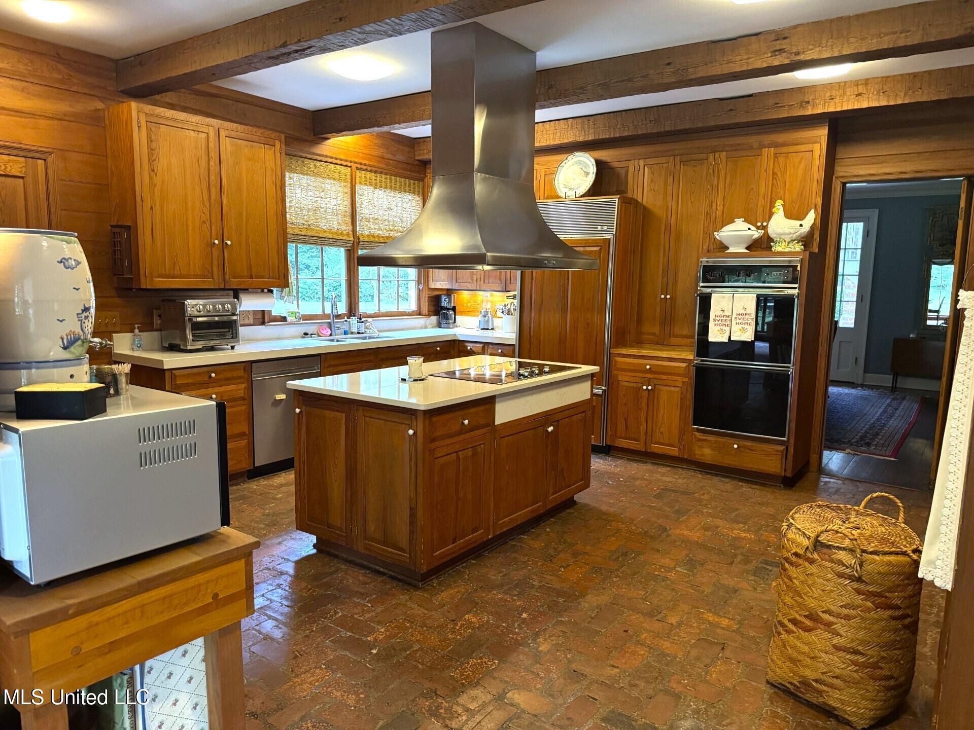 200 Devereaux Drive Property Photo 14