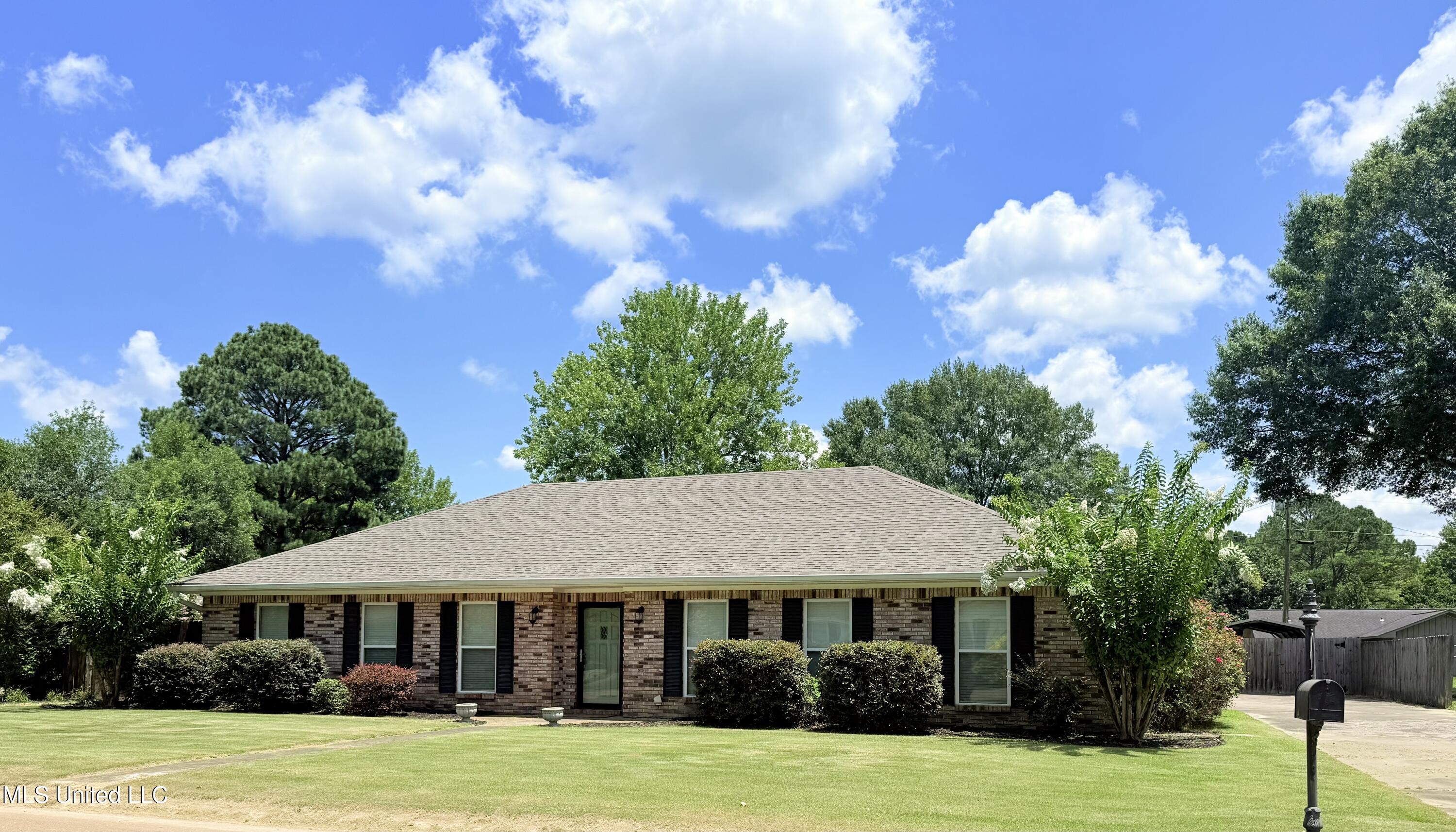 1188 Morrison Drive Property Photo 1