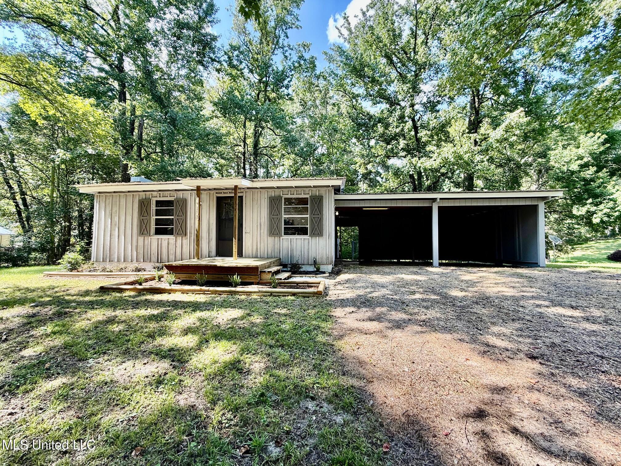 303 E Dewey Camp Drive Property Photo 1