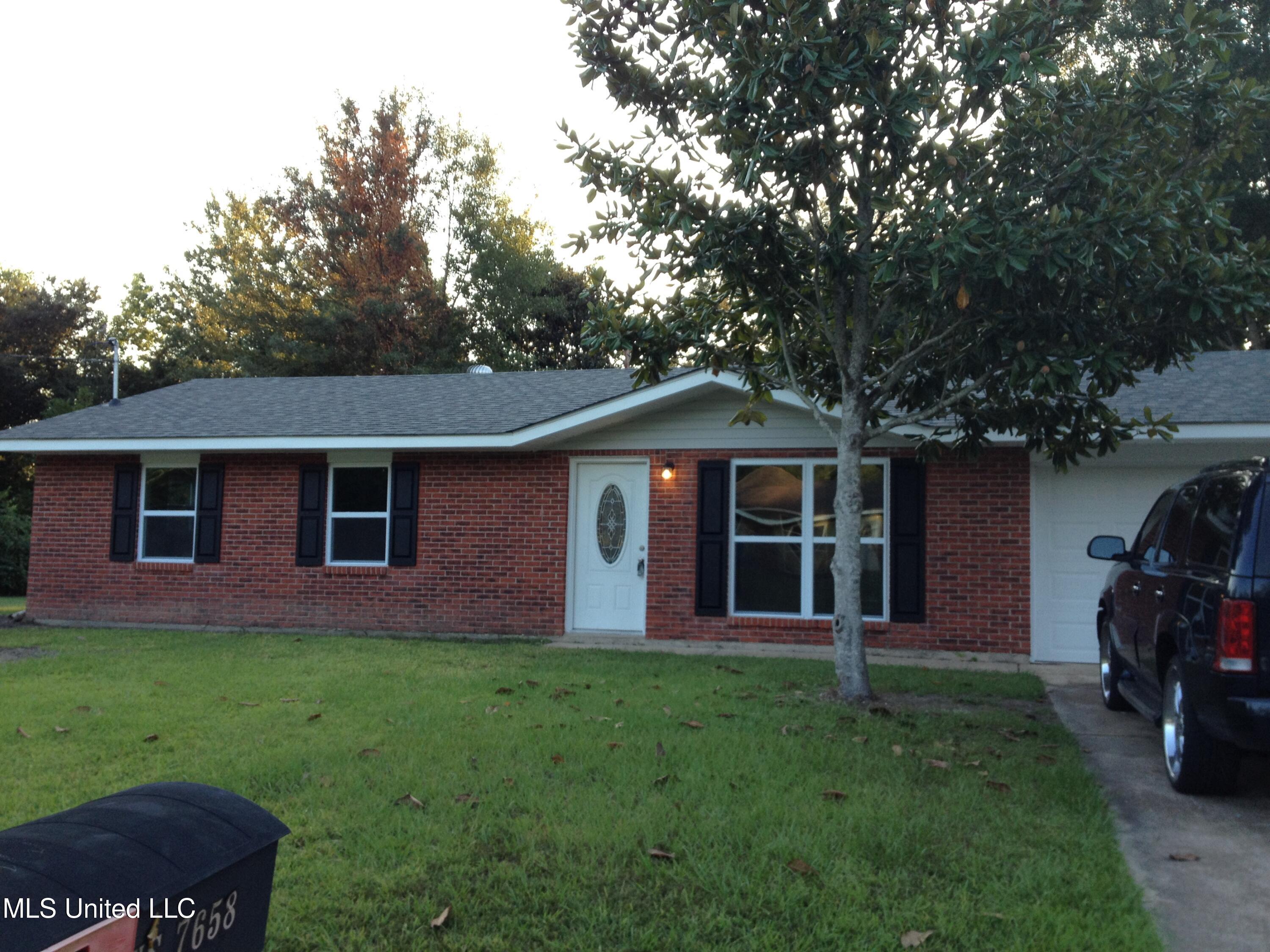 7658 Lexington Drive Property Photo 1