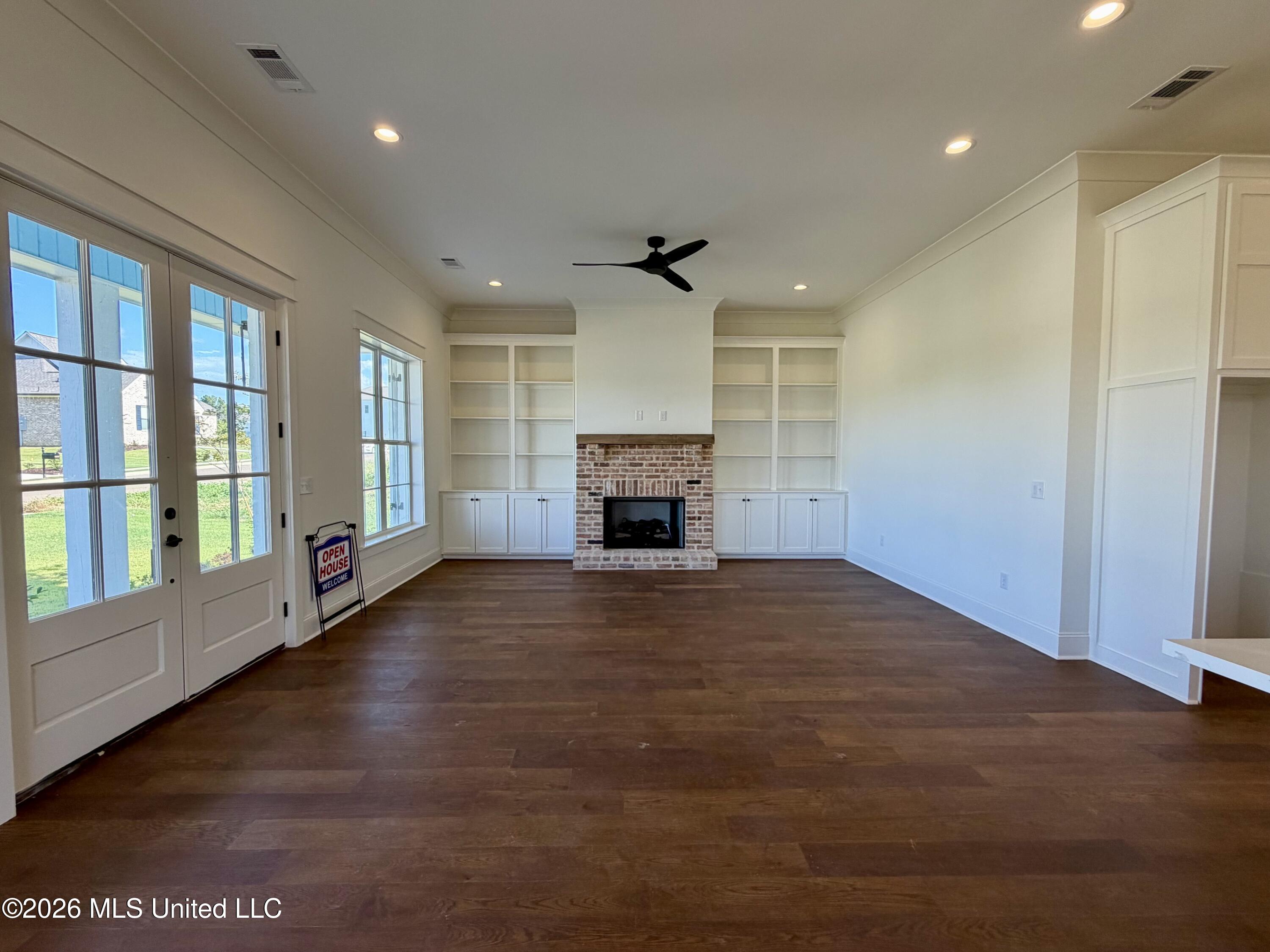 1013 Crepe Myrtle Drive Property Photo 3