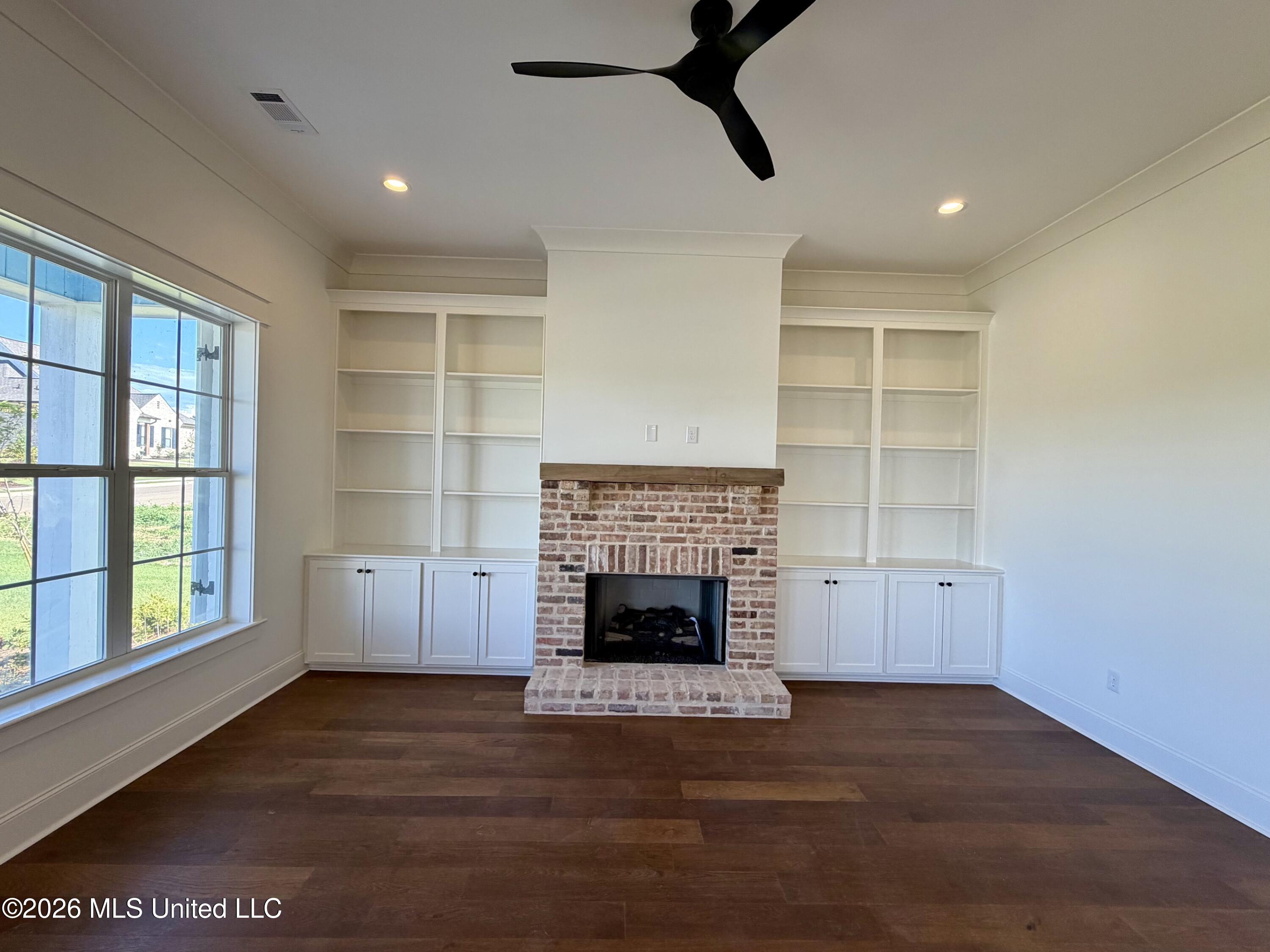 1013 Crepe Myrtle Drive Property Photo 4