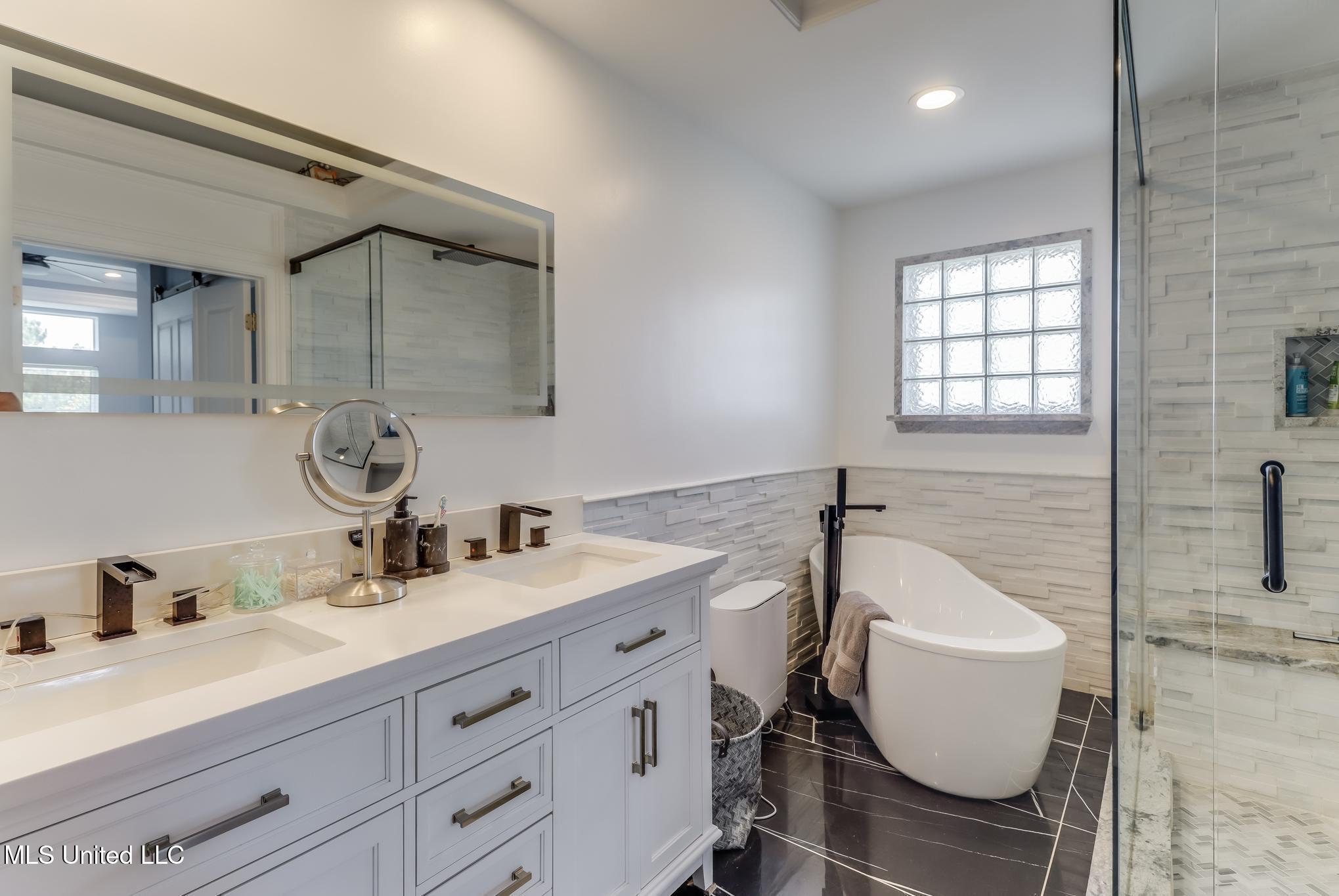1100 W Beach Boulevard Property Photo 10
