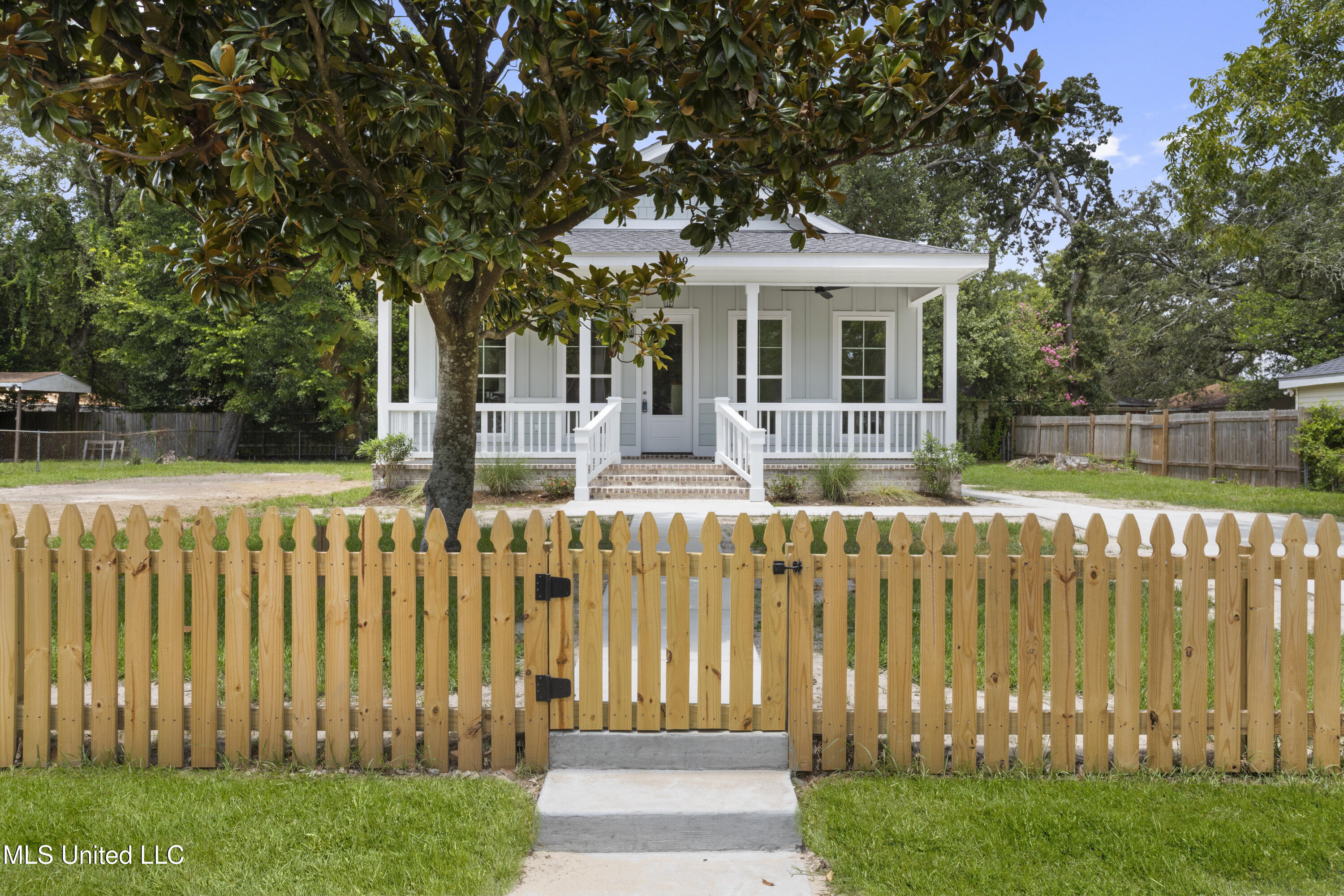 2709 Kelly Avenue Property Photo 1