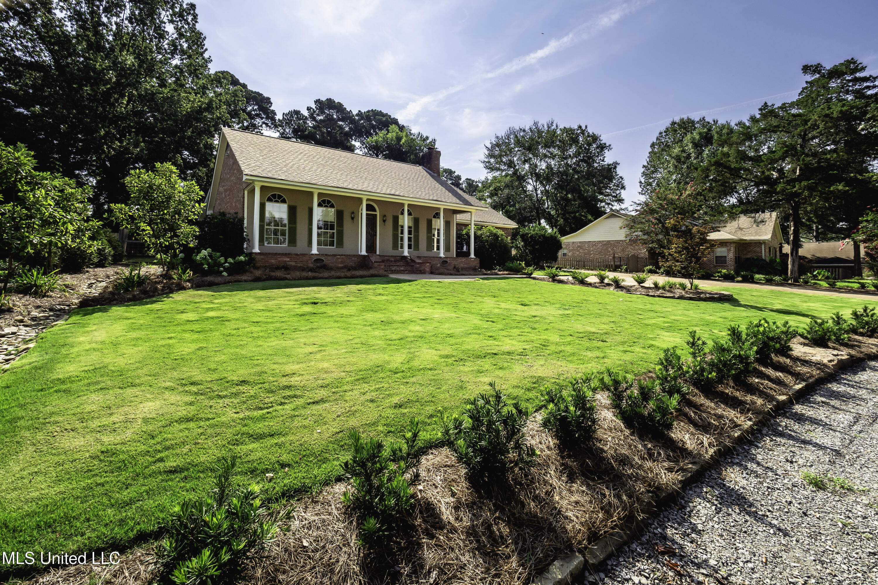 220 Lakeshore Drive Property Photo 1