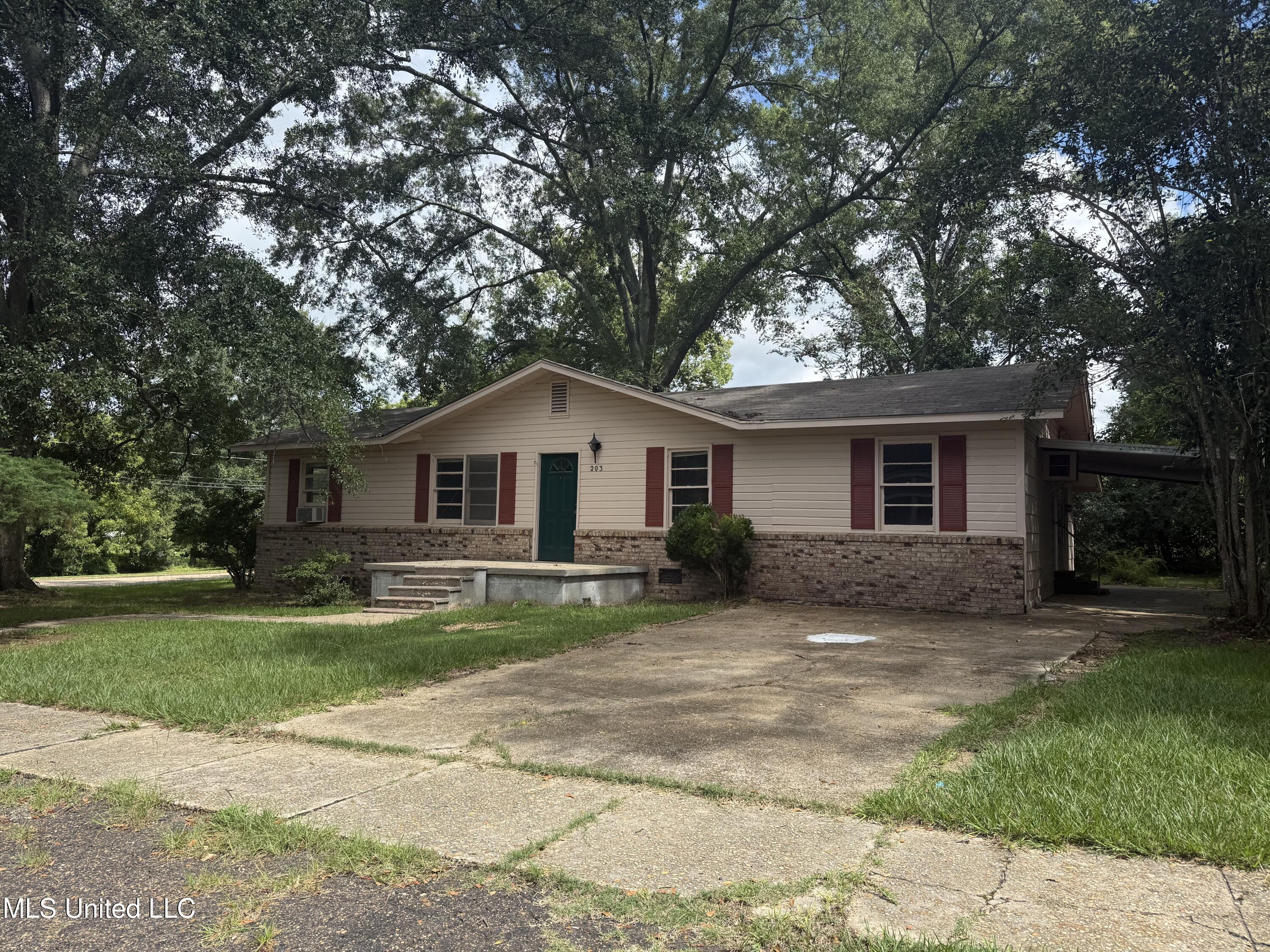 203 E Simpson Avenue Property Photo 1