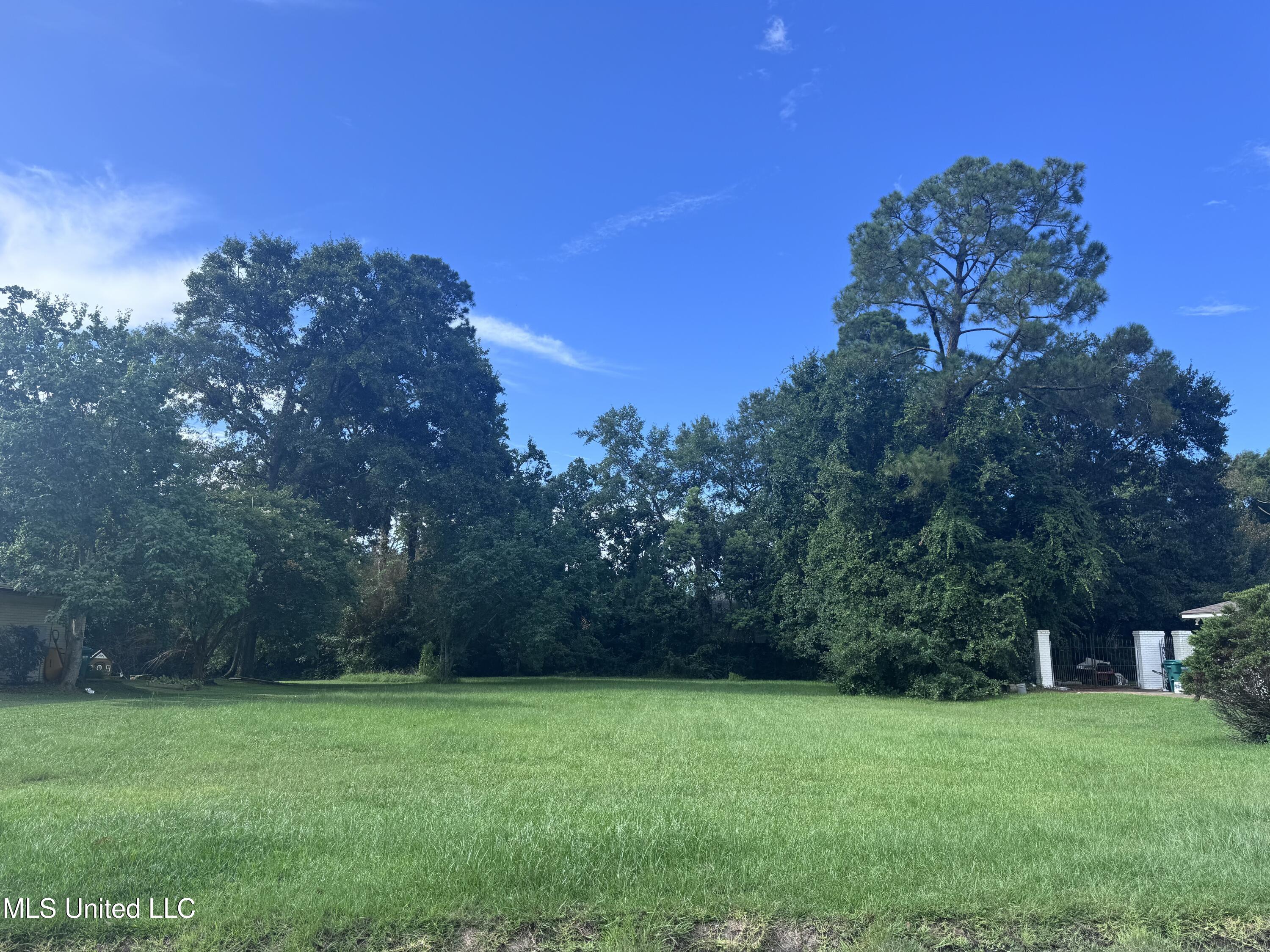 2 Greenbriar Drive Property Photo 1