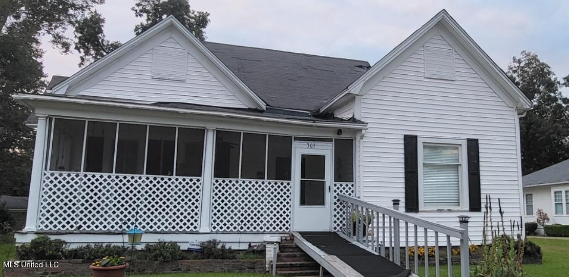 303 Central Street Property Photo 1