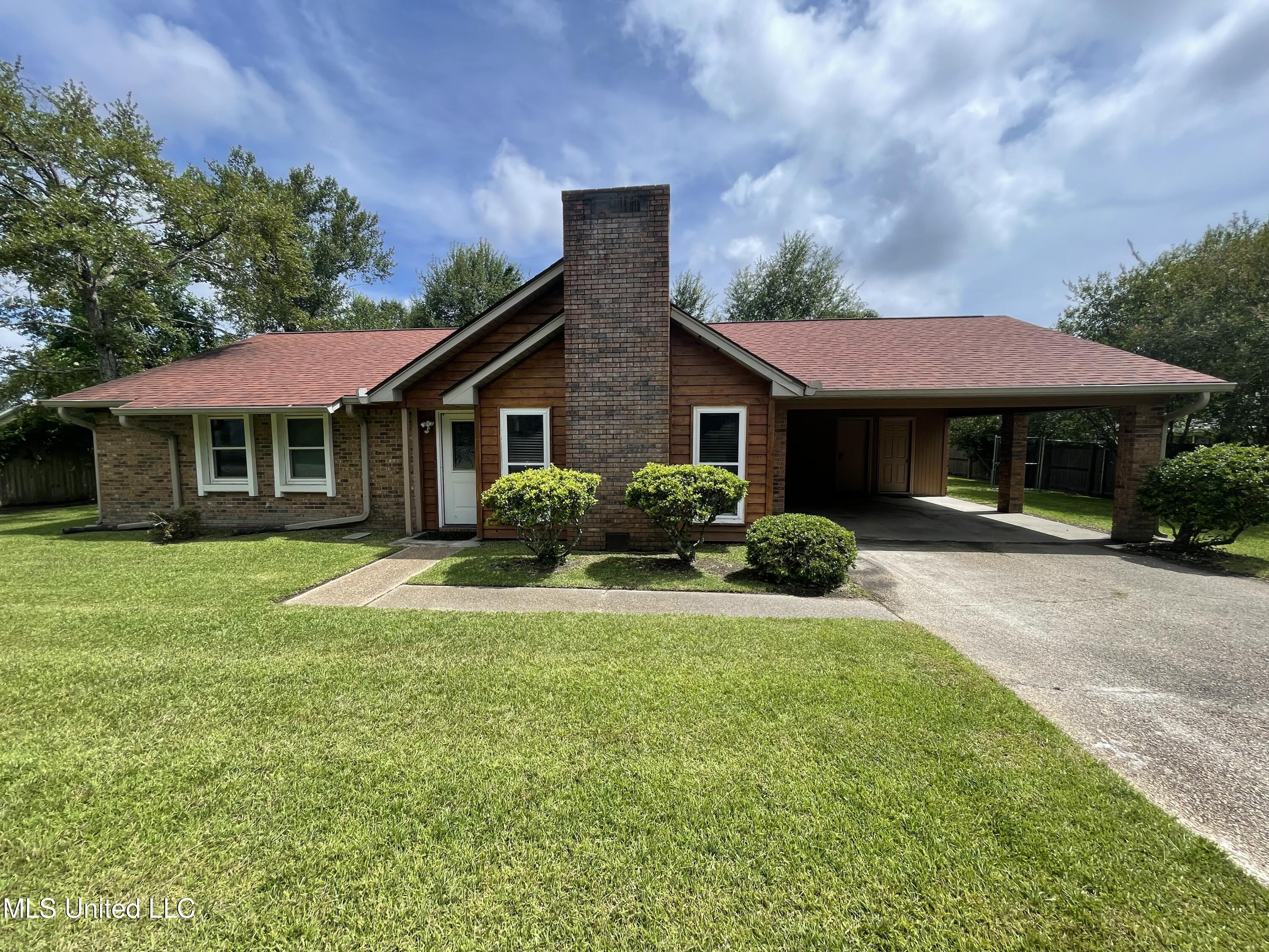 2033 South Hill Drive Property Photo 1