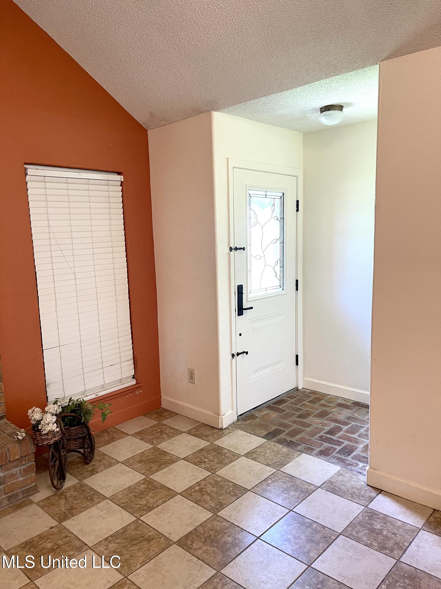 2033 South Hill Drive Property Photo 3