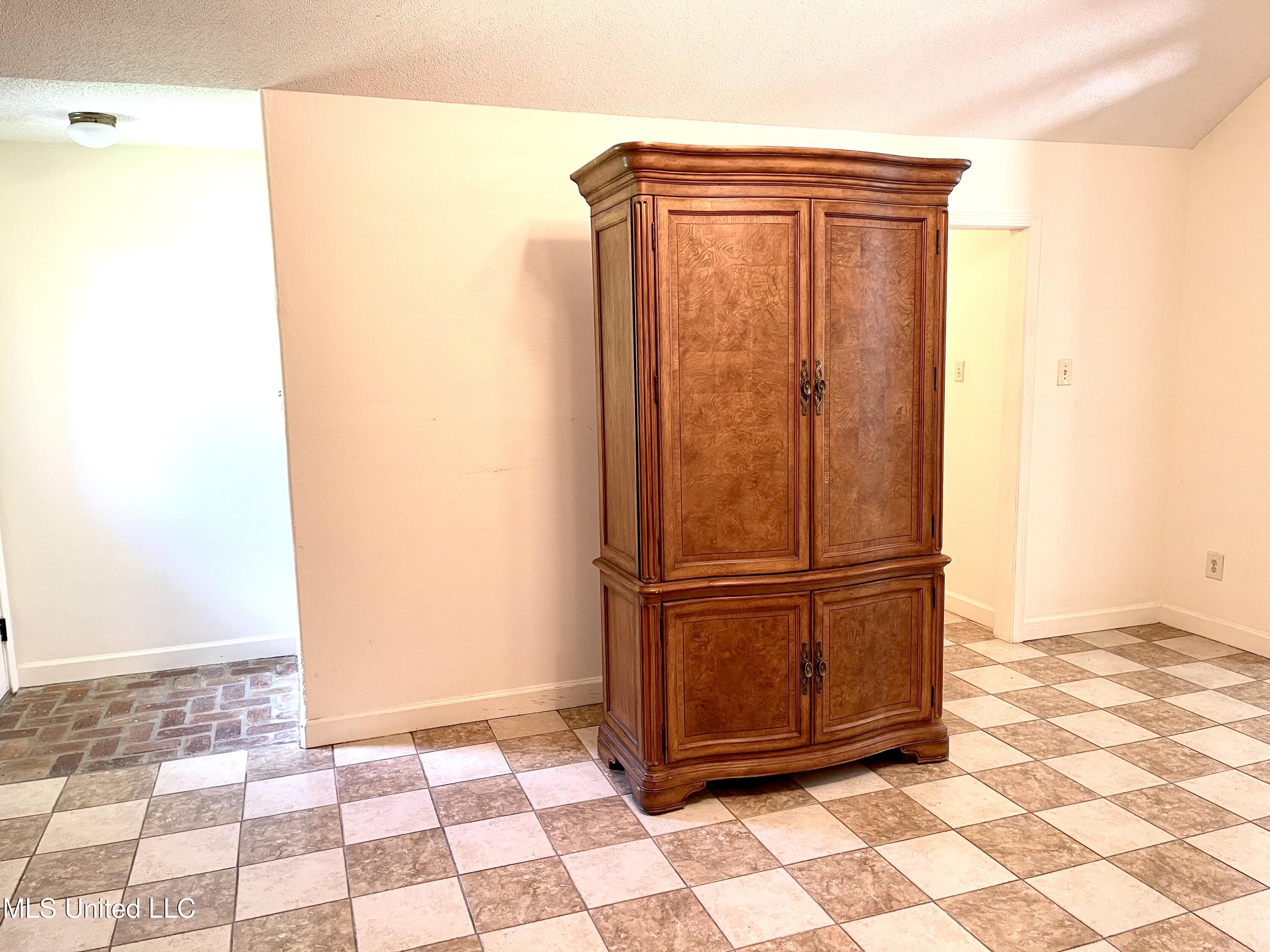 2033 South Hill Drive Property Photo 4