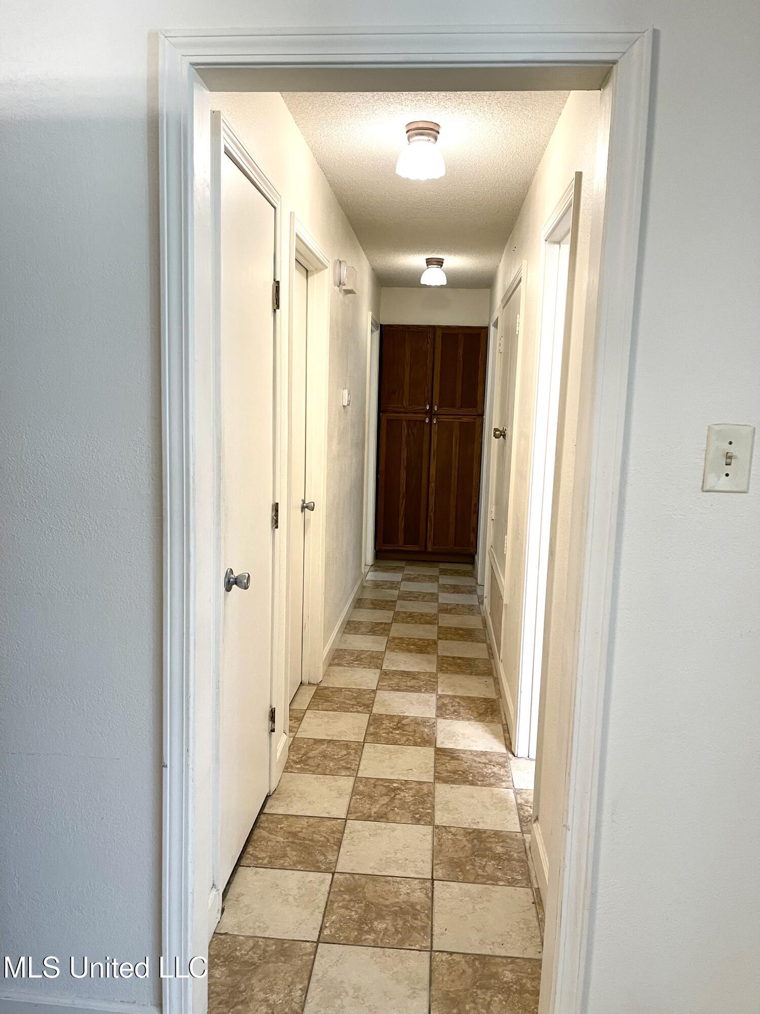 2033 South Hill Drive Property Photo 5