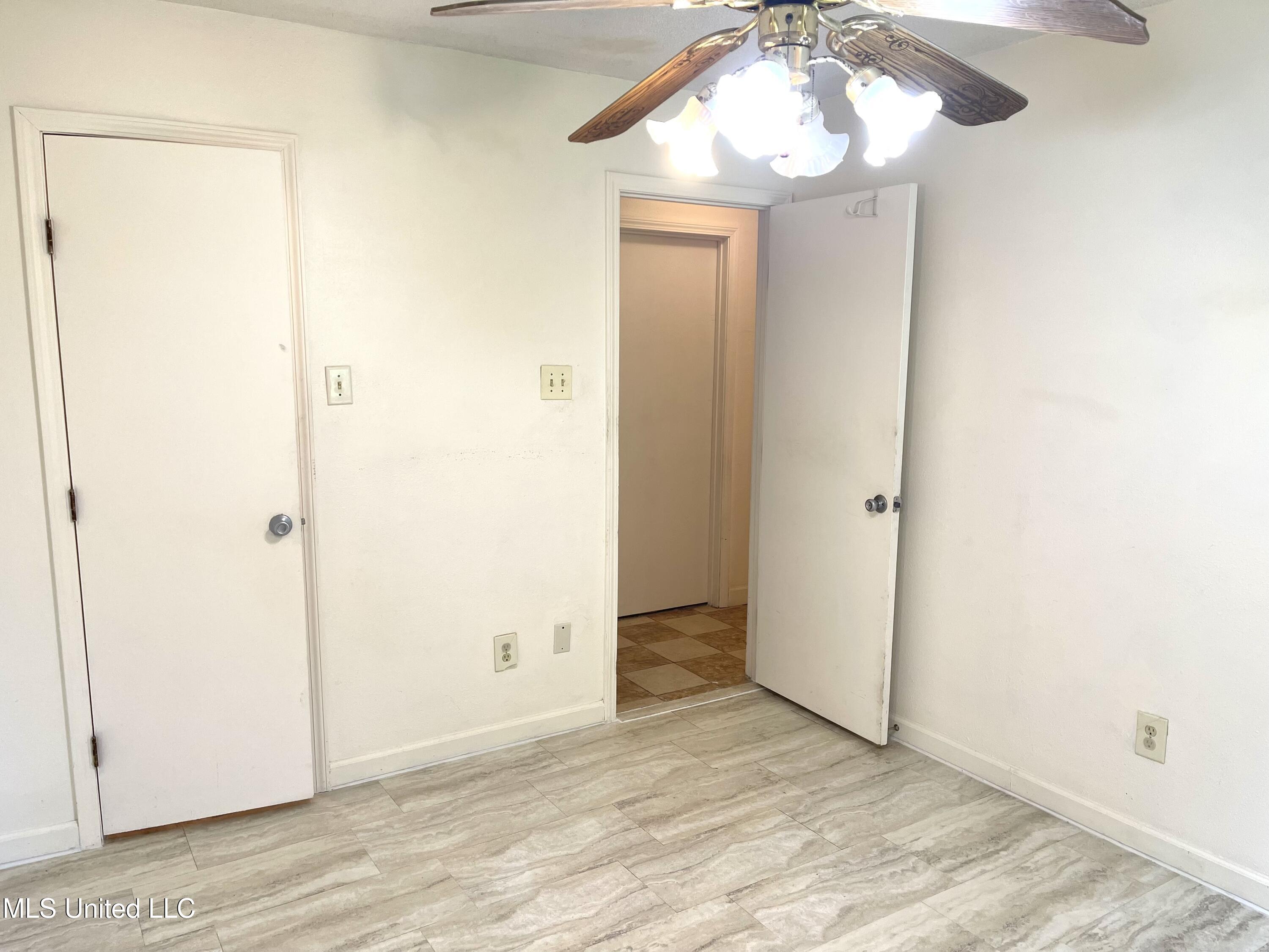 2033 South Hill Drive Property Photo 8