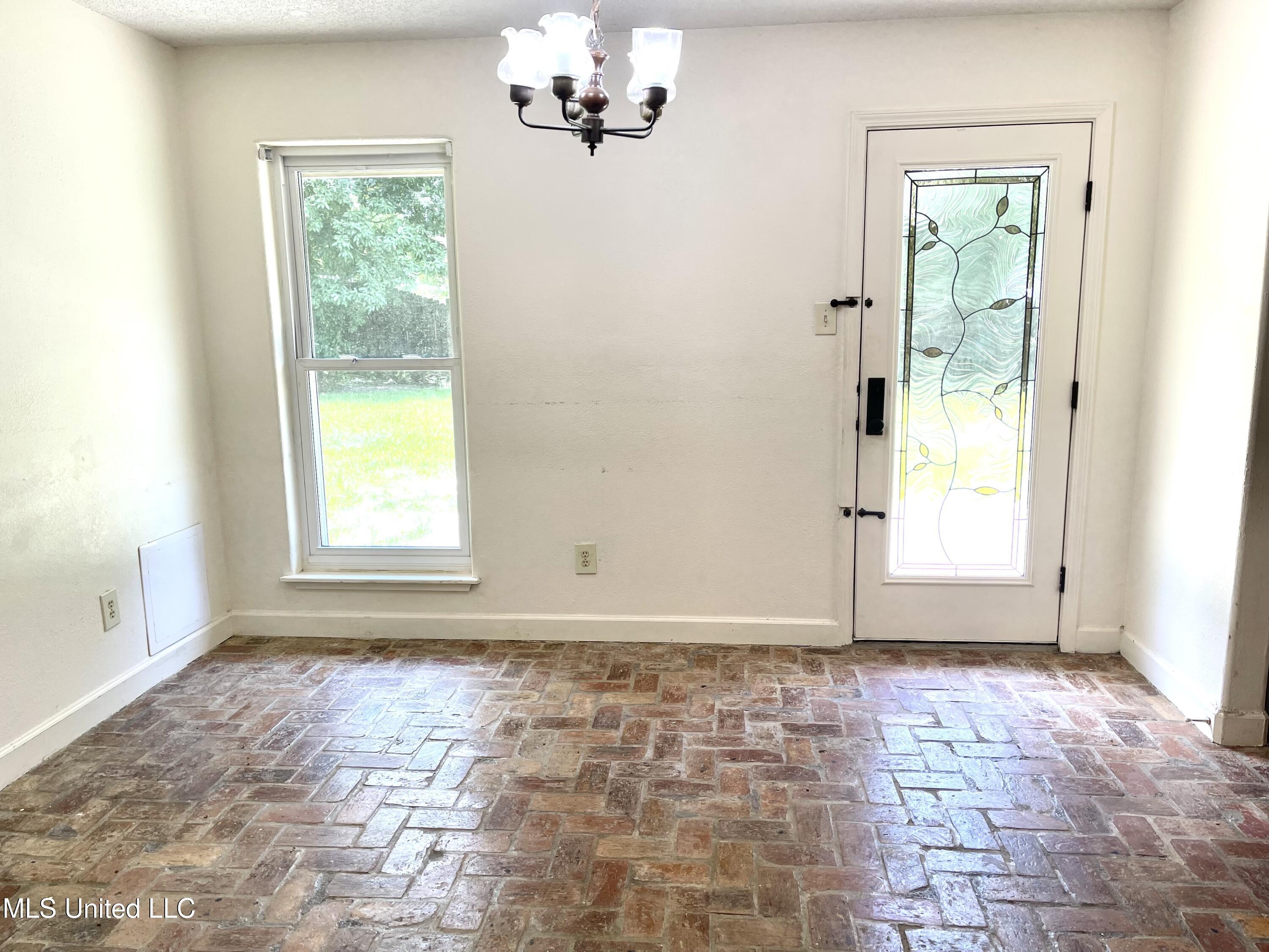 2033 South Hill Drive Property Photo 9