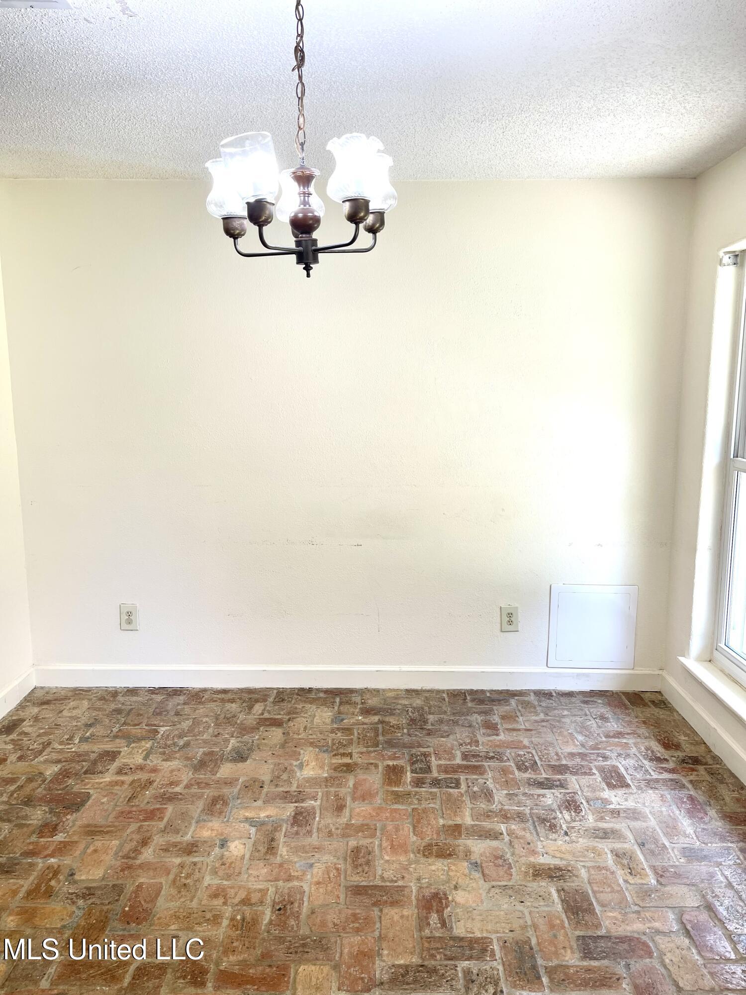 2033 South Hill Drive Property Photo 10