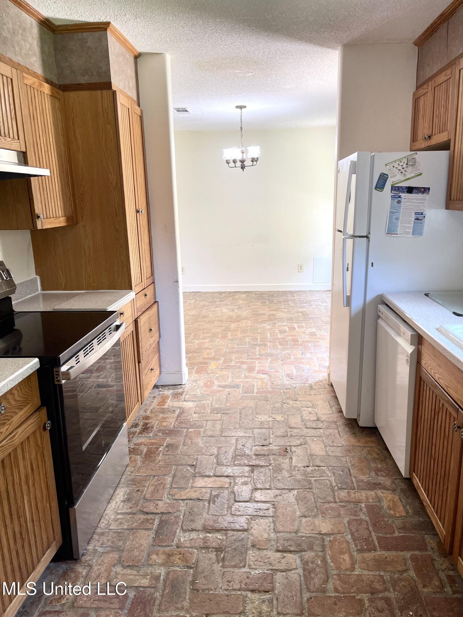 2033 South Hill Drive Property Photo 11