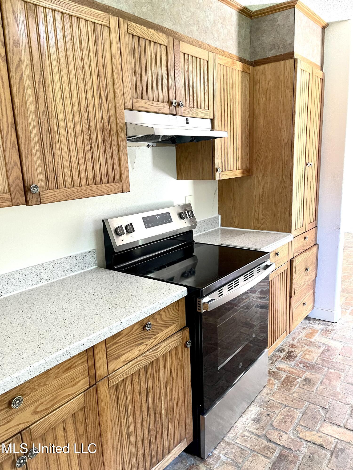 2033 South Hill Drive Property Photo 12