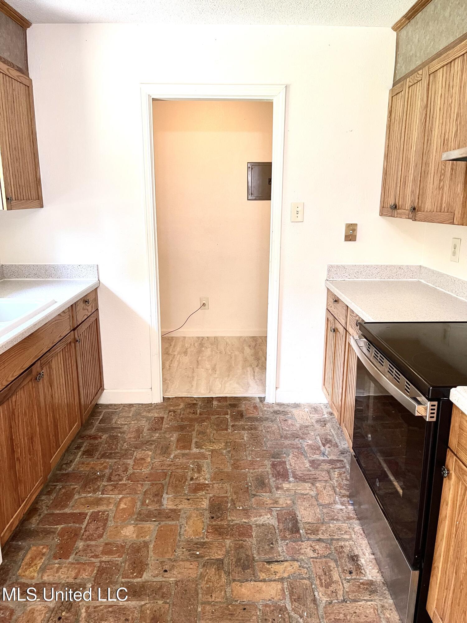 2033 South Hill Drive Property Photo 13