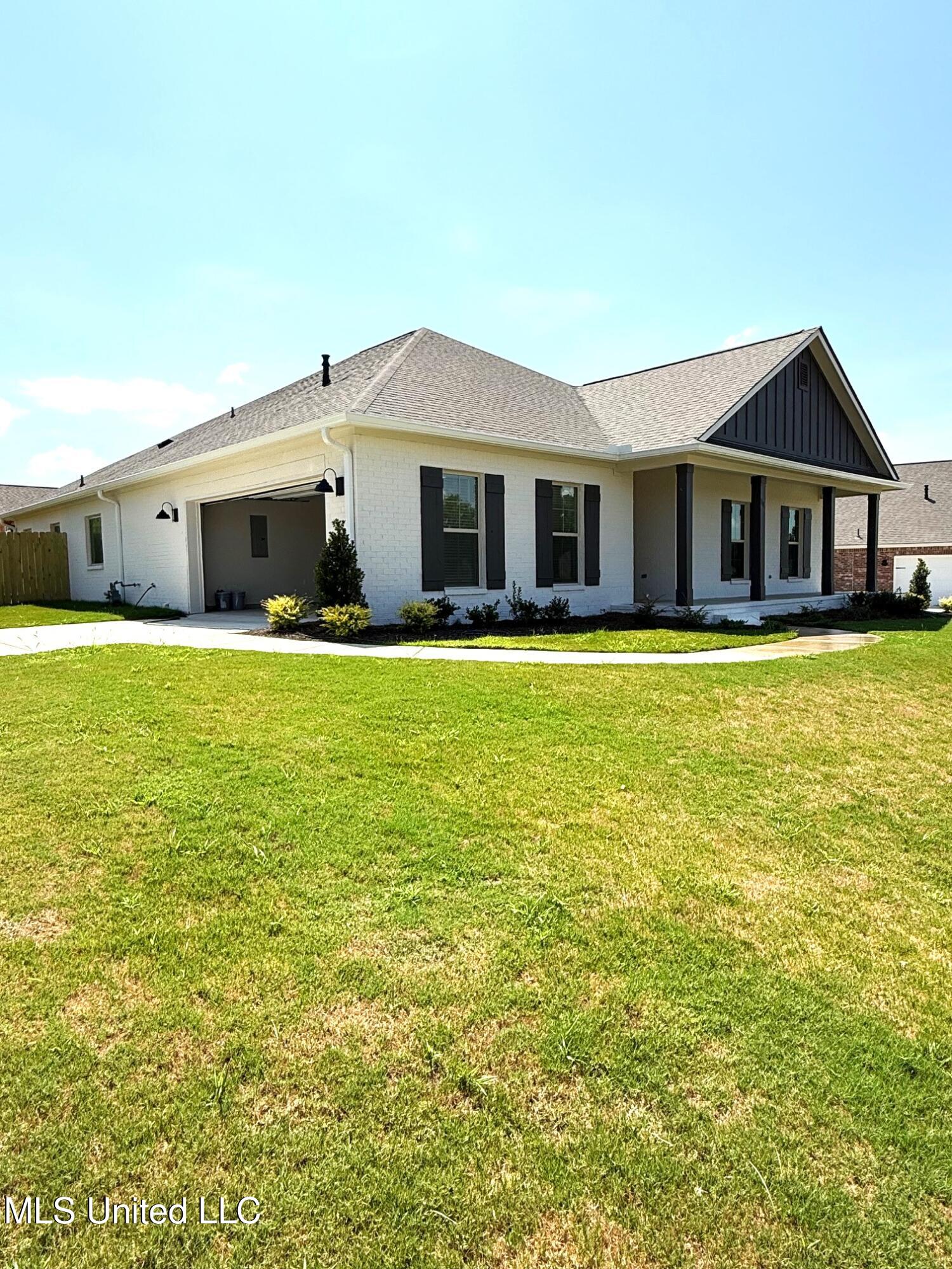 111 Saratoga Springs Property Photo 1