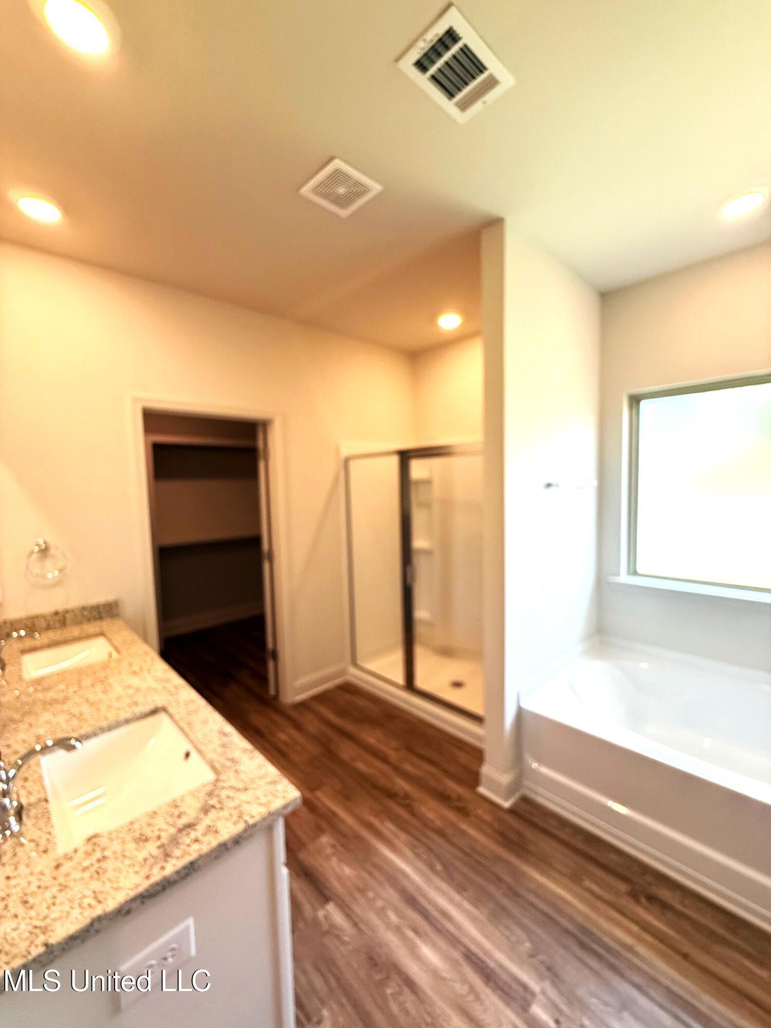 111 Saratoga Springs Property Photo 31