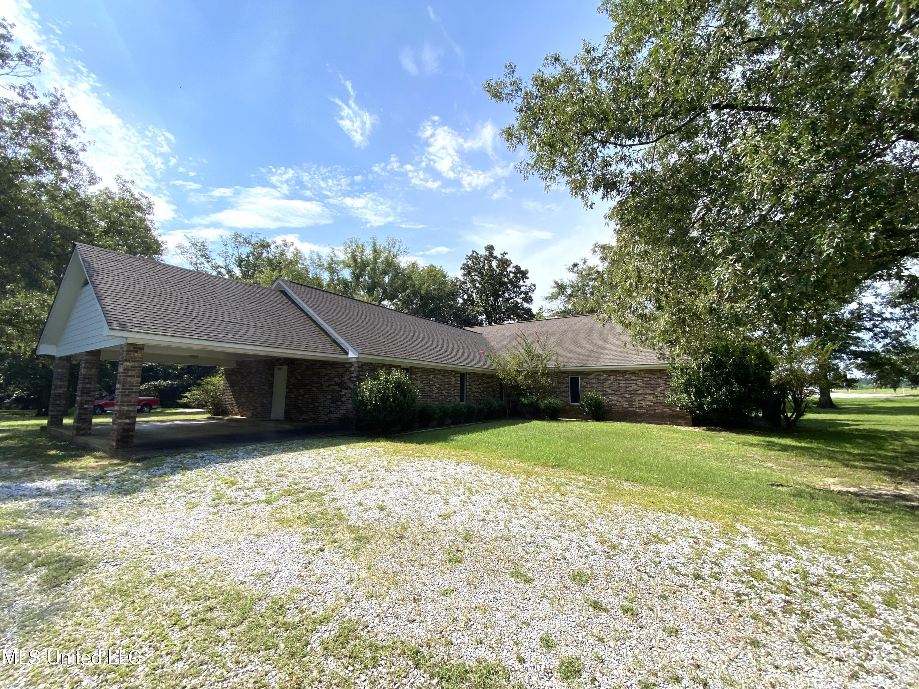 1110 S 35 Highway Property Photo 2