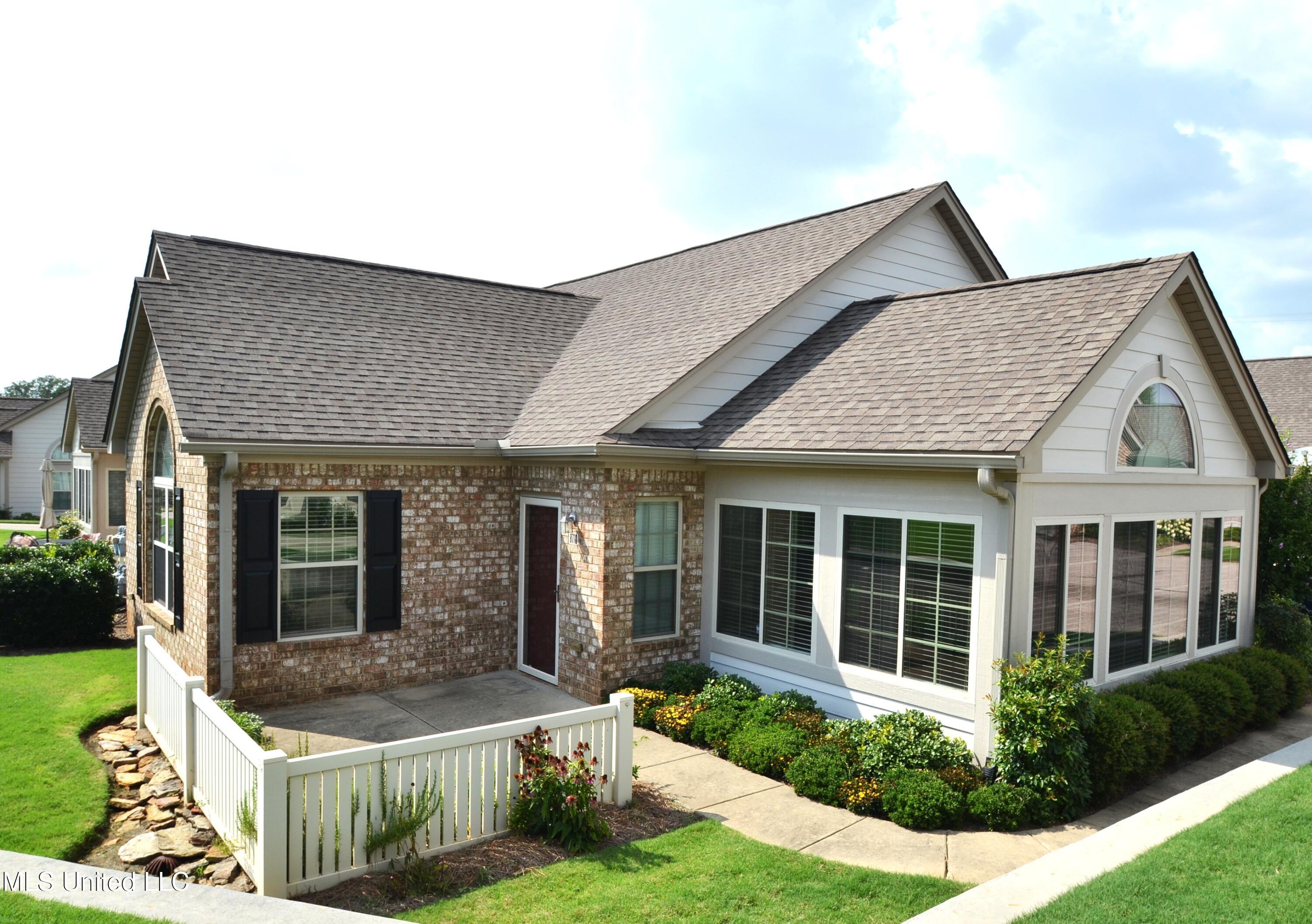 8710 Parkview Oaks Circle Property Photo 1