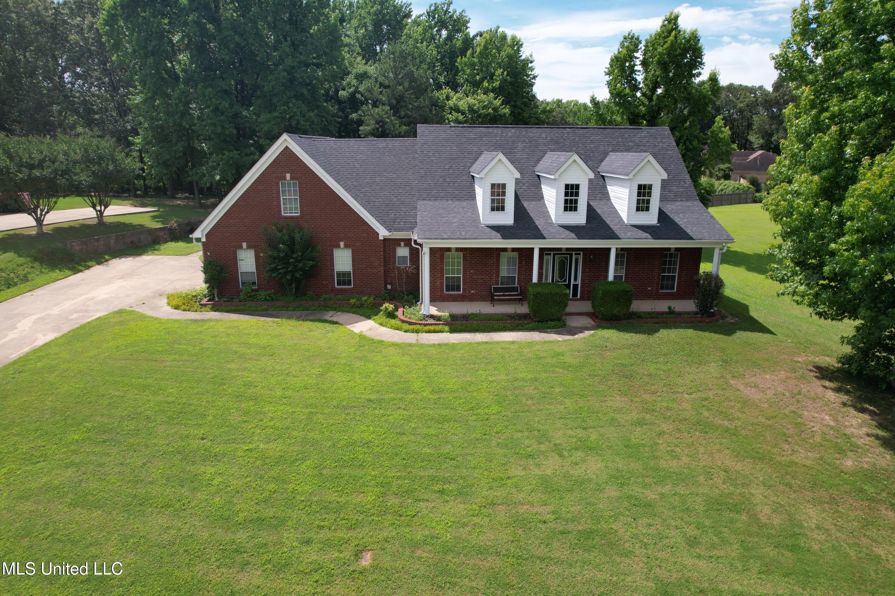 3405 N Woodland Trace Property Photo 1