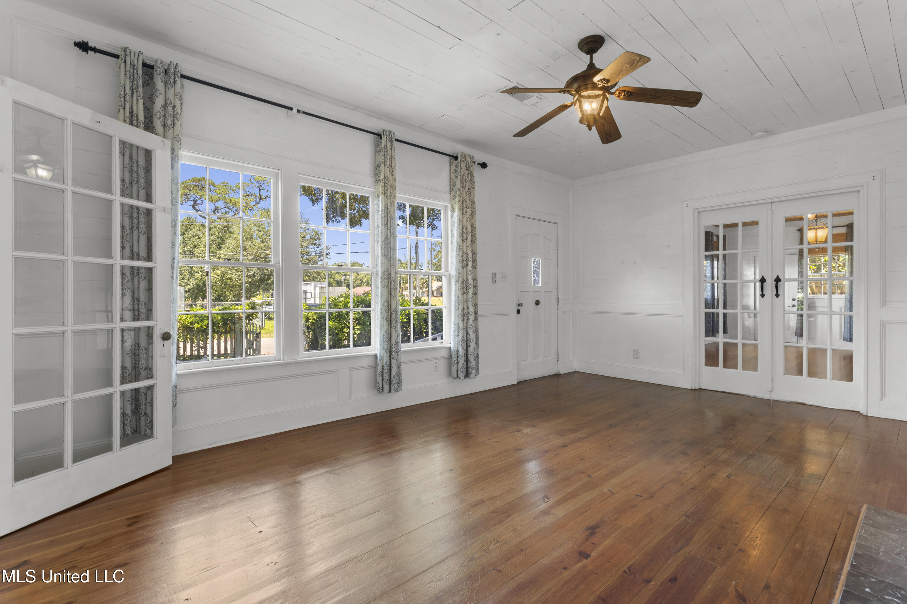 1622 Henderson Avenue Property Photo 6