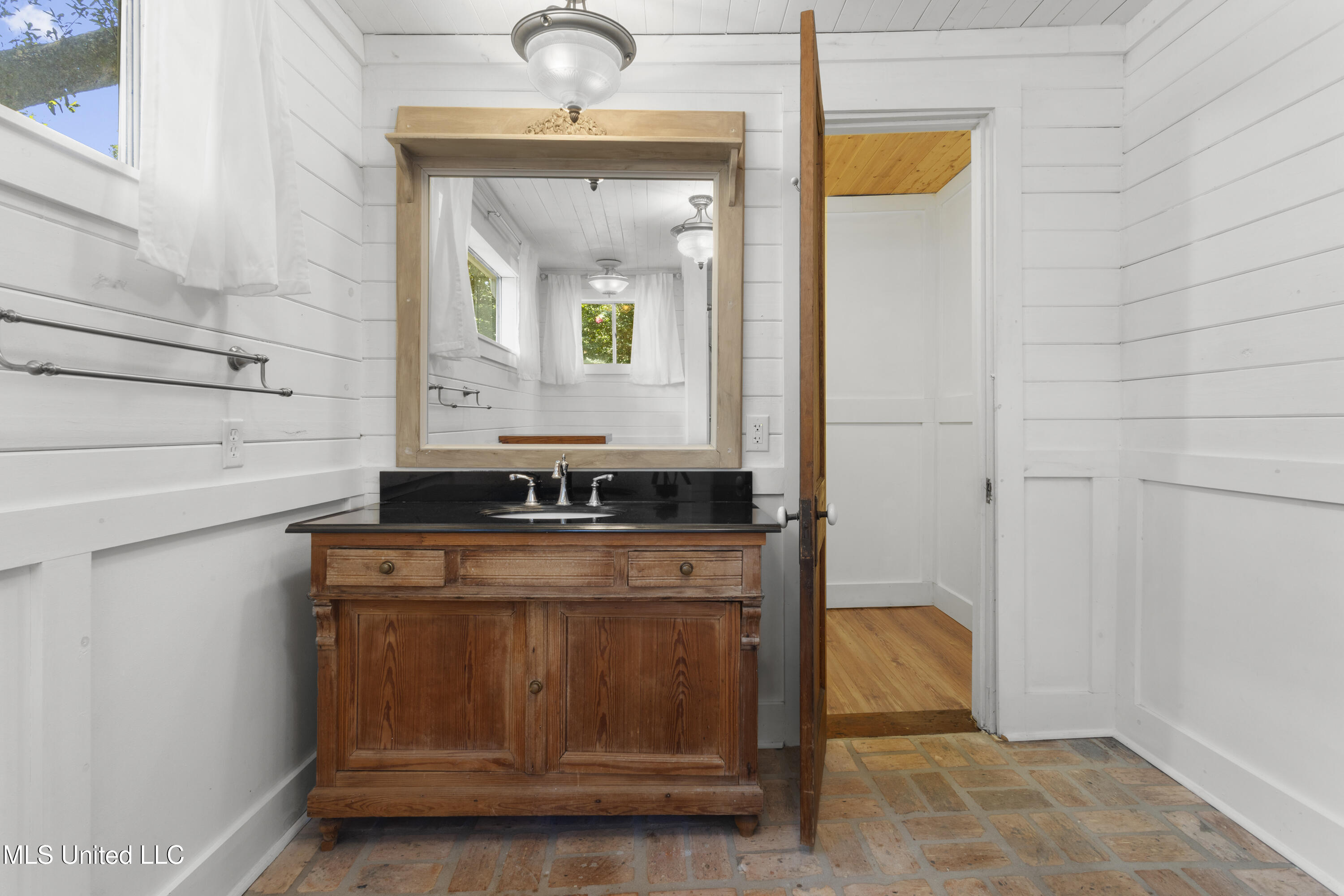 1622 Henderson Avenue Property Photo 27