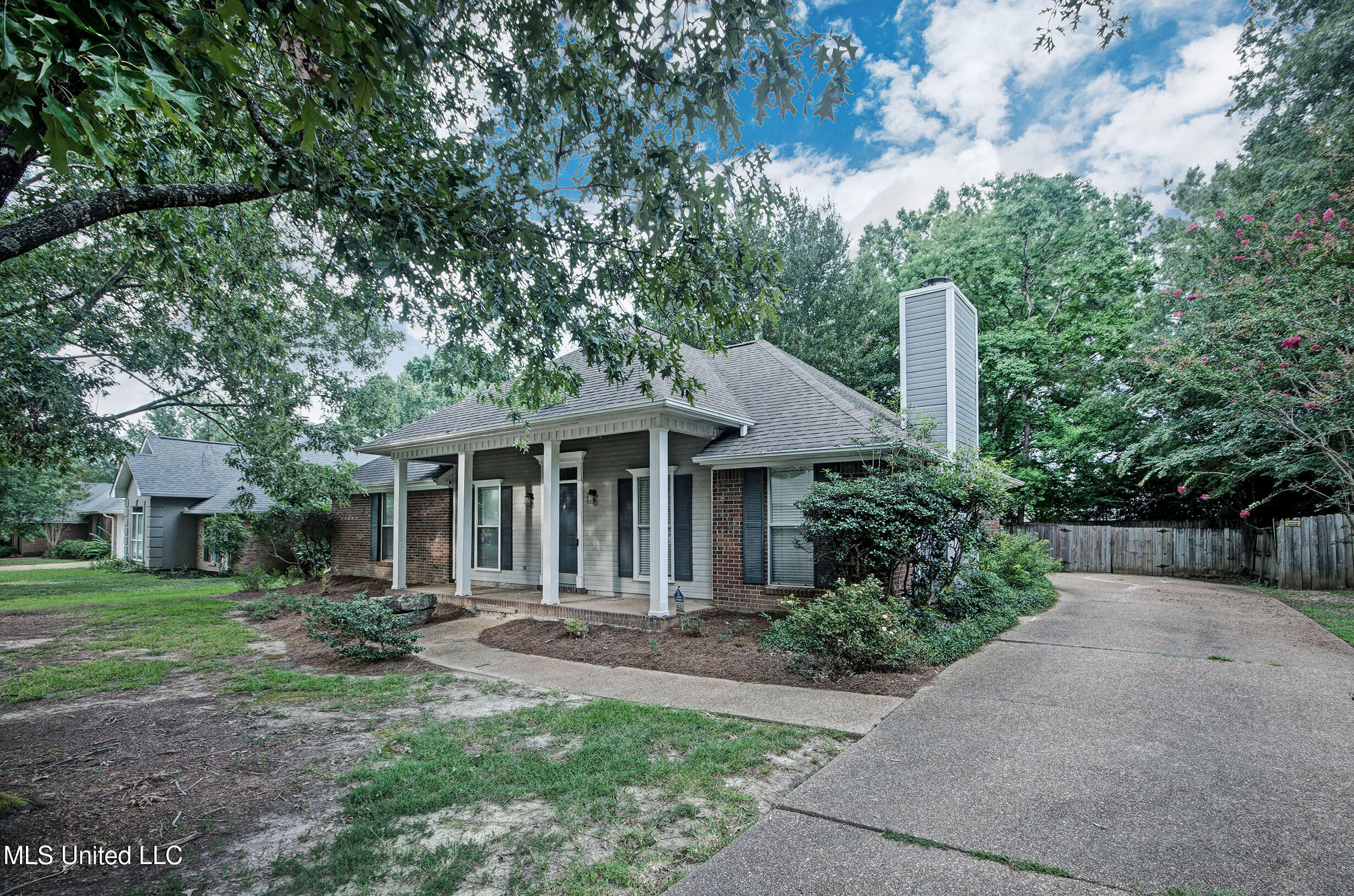 557 Spring Hill Drive Property Photo 1