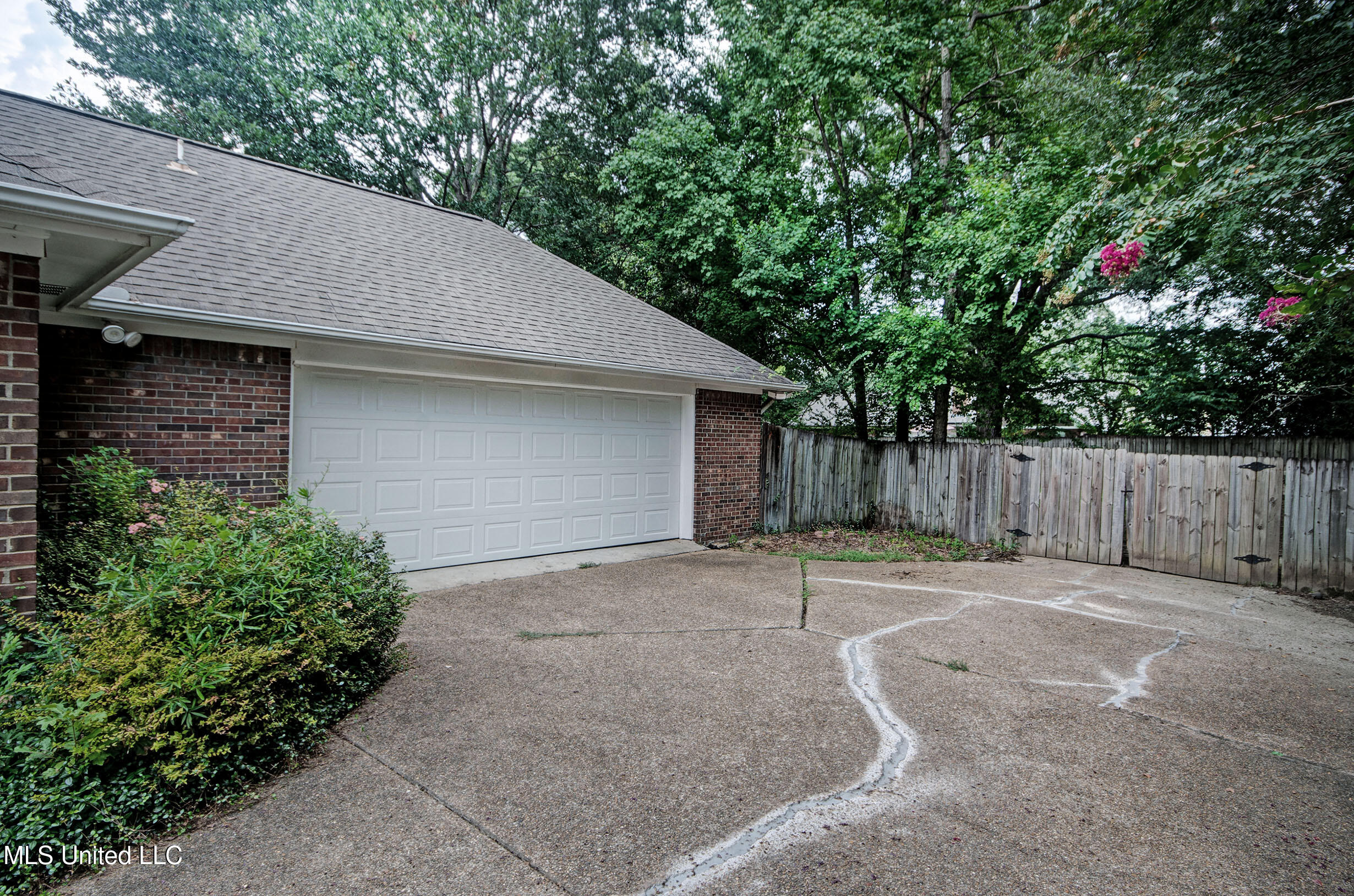 557 Spring Hill Drive Property Photo 3