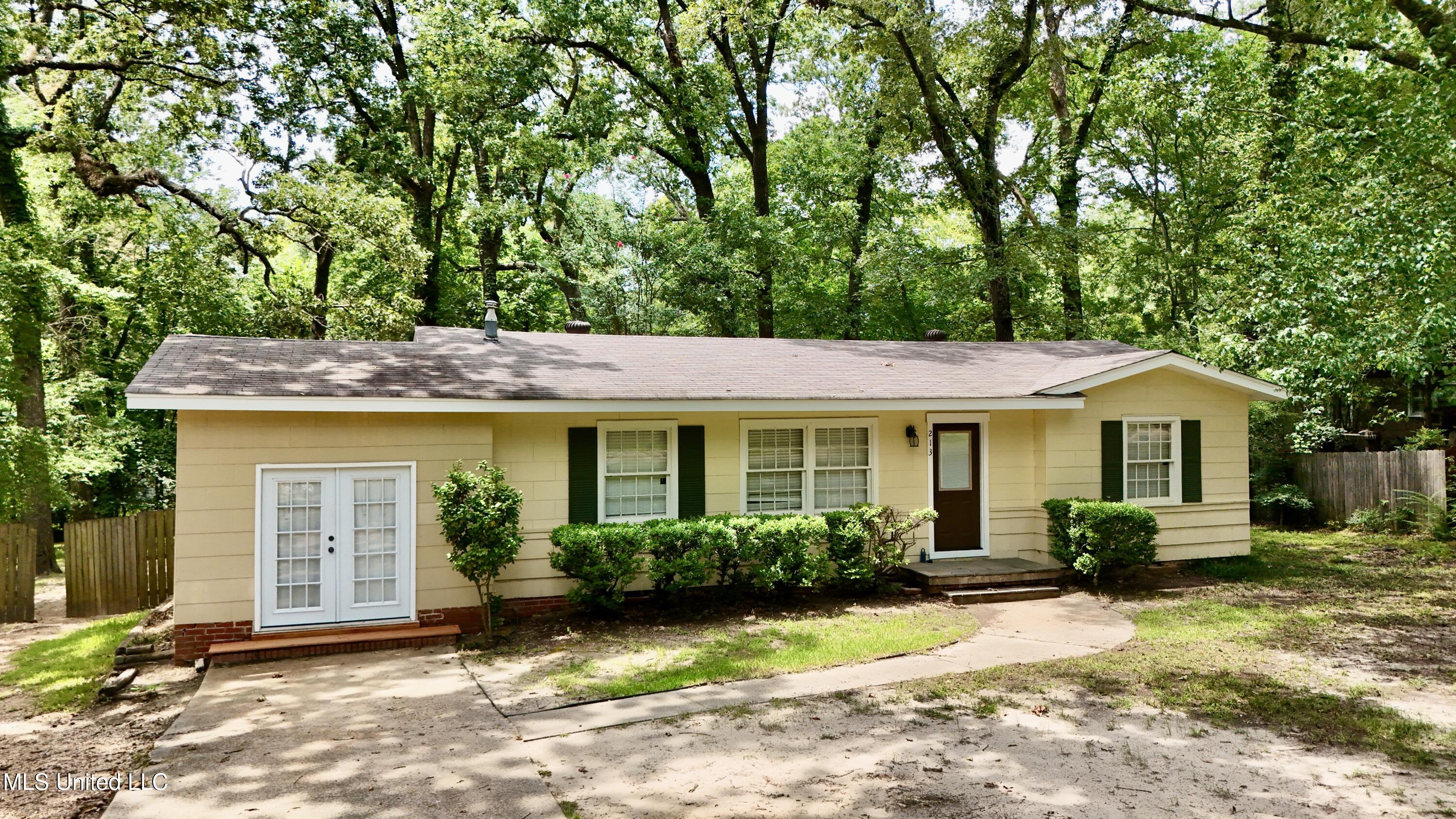 213 W Lakeview Drive Property Photo 1