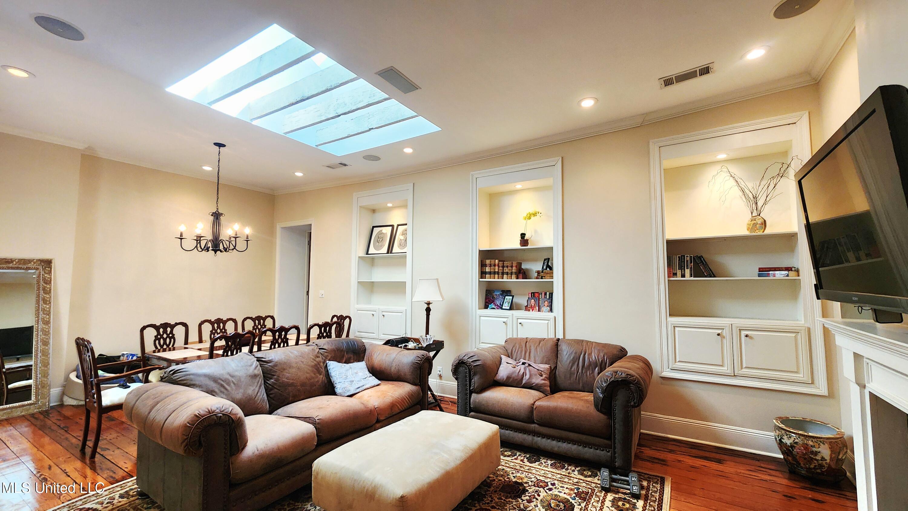 320 Main Street Property Photo 5