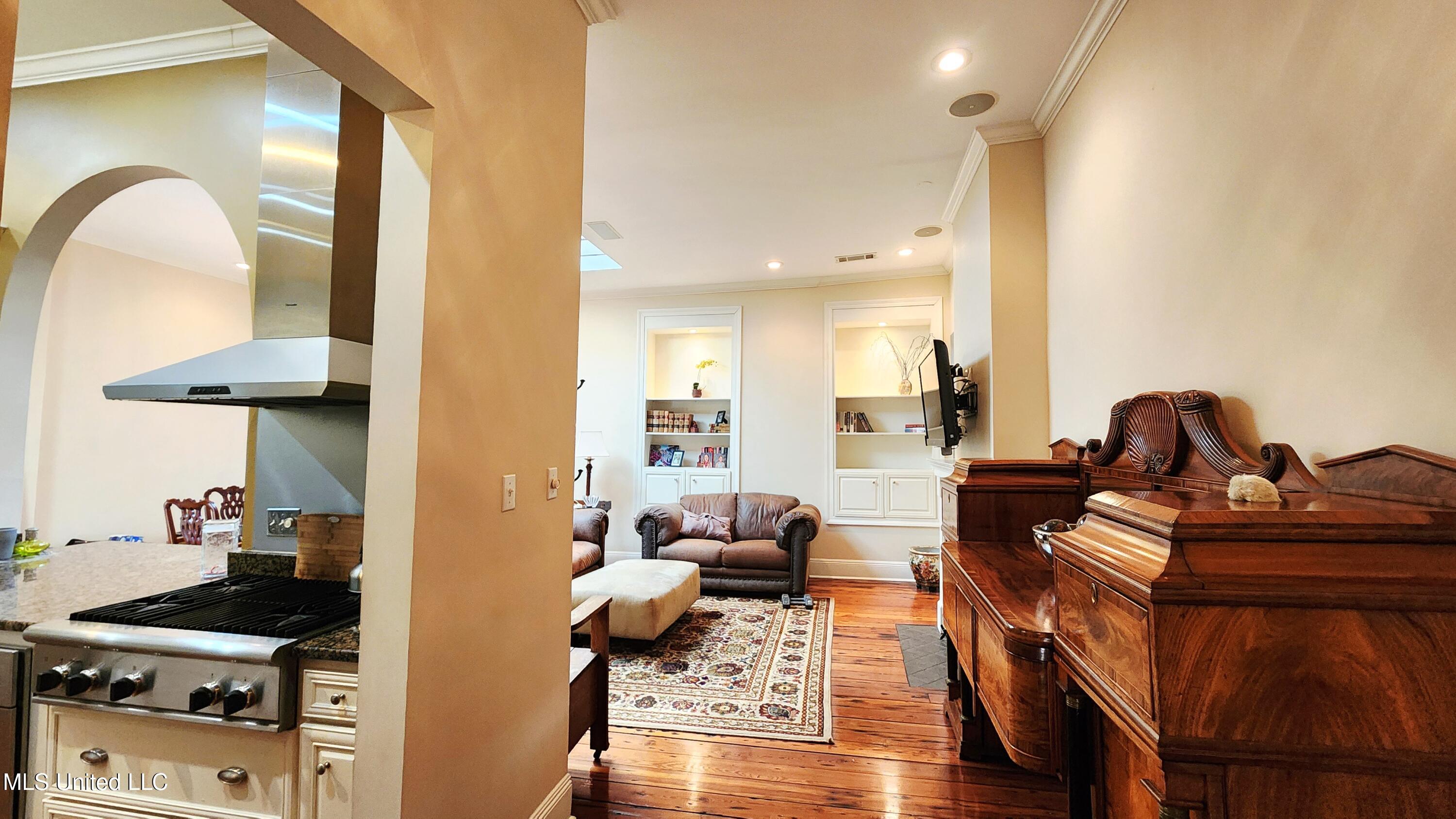 320 Main Street Property Photo 8