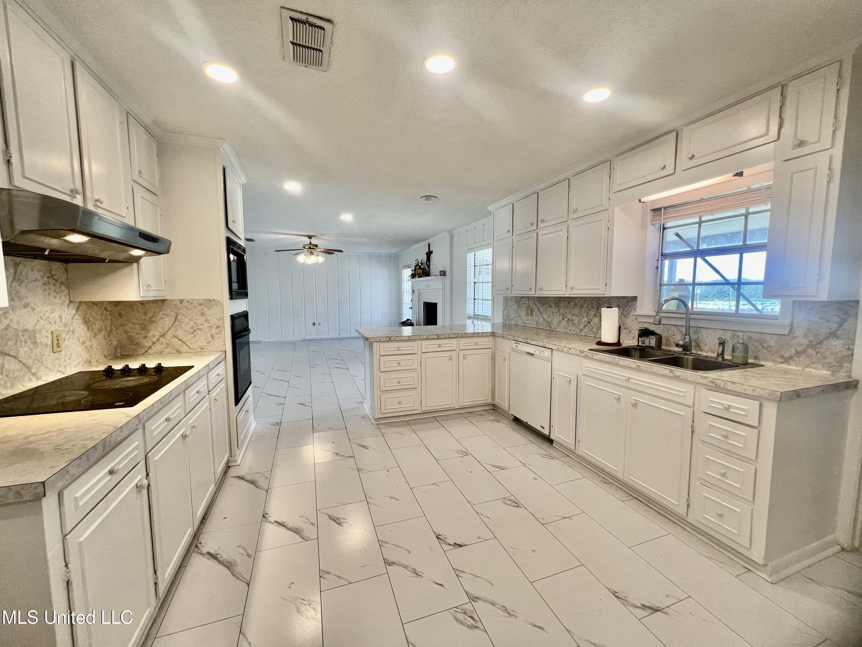 506 Oakbrook Circle Property Photo 2