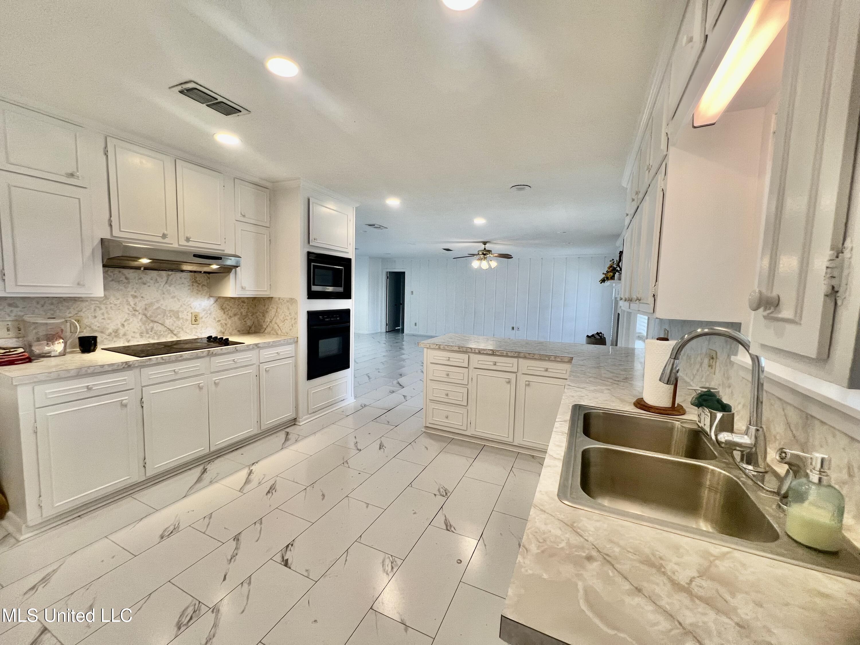506 Oakbrook Circle Property Photo 3