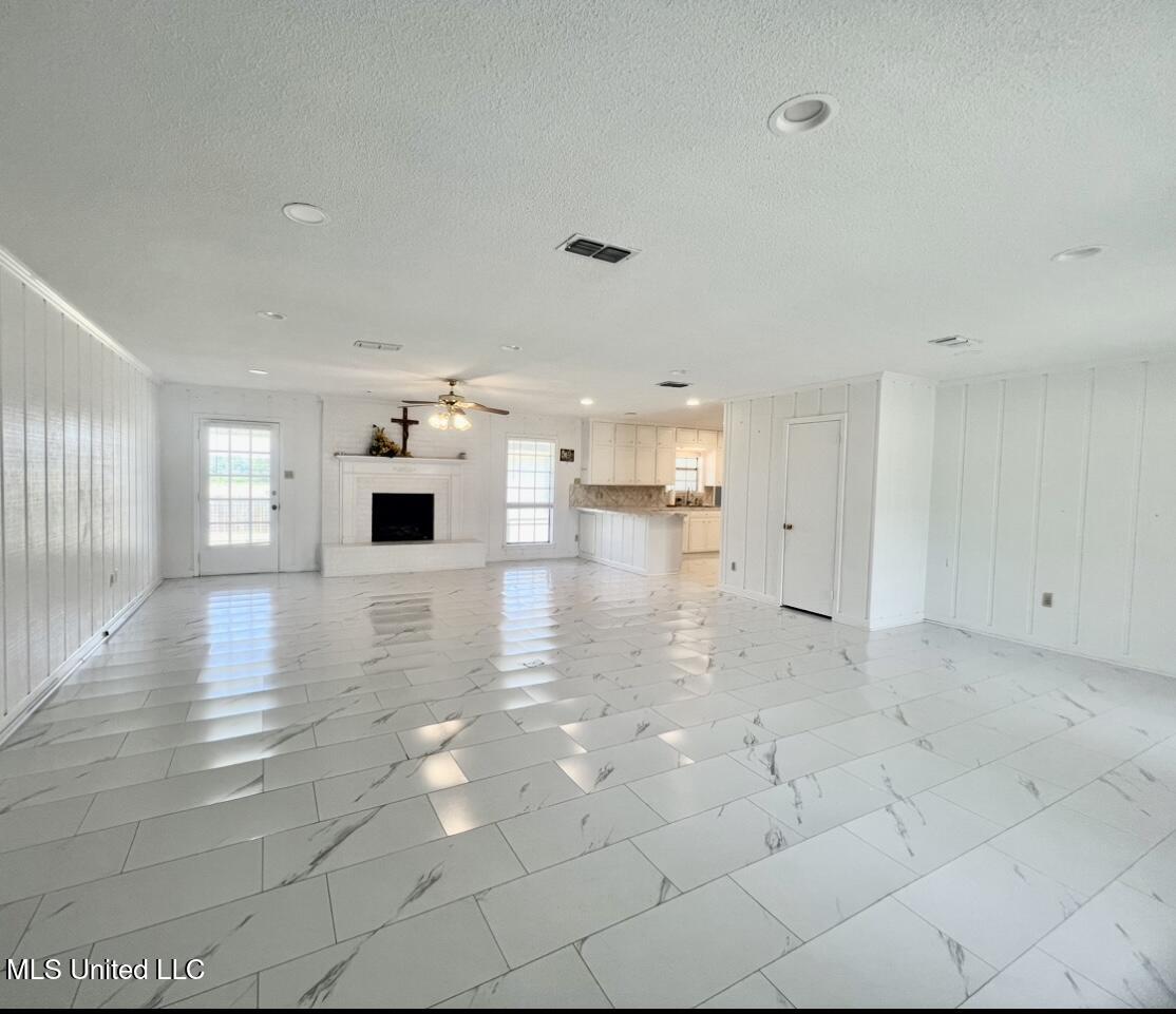 506 Oakbrook Circle Property Photo 4