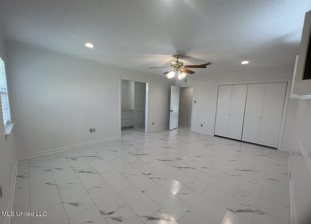 506 Oakbrook Circle Property Photo 16