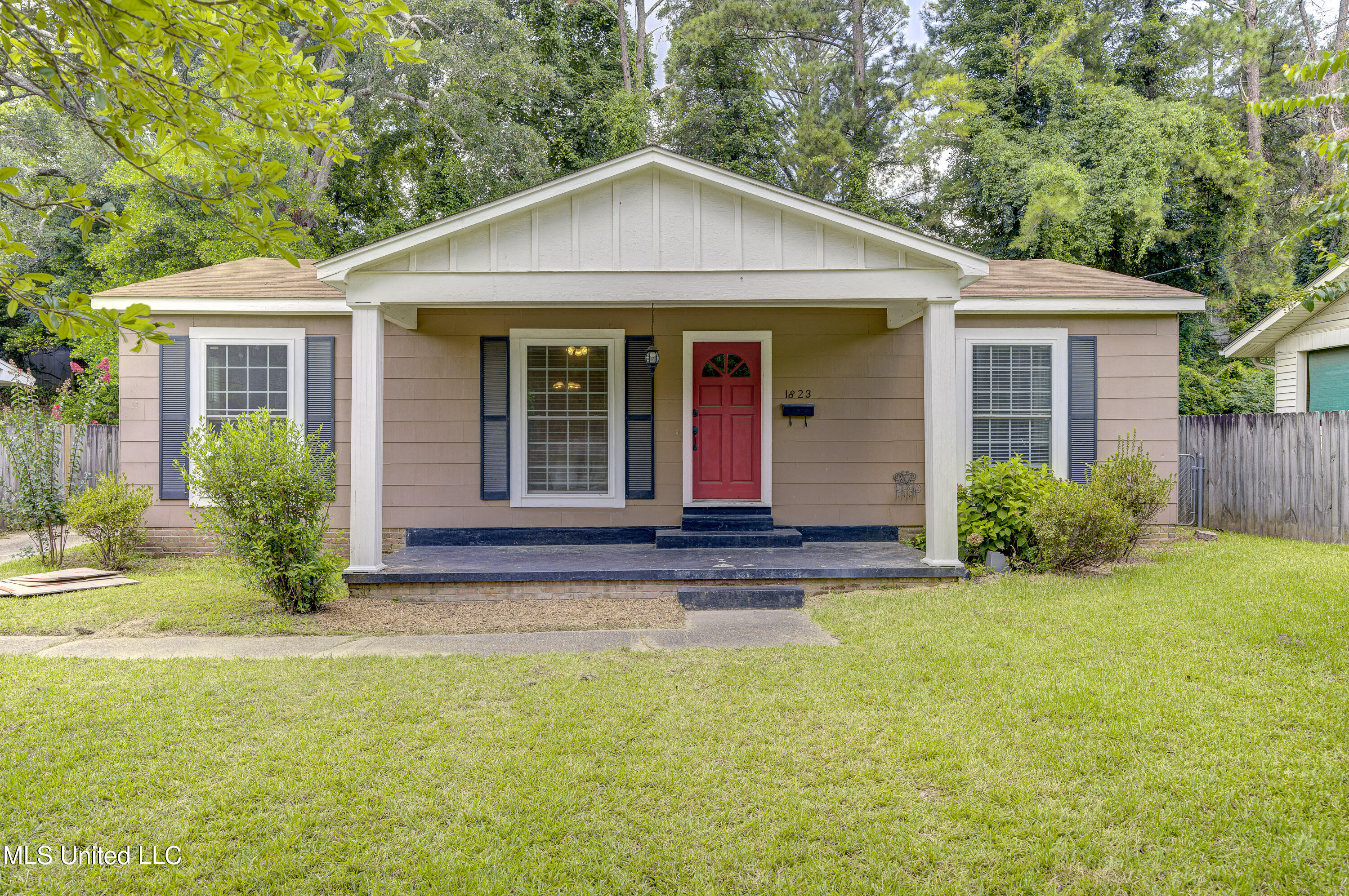 1823 Macarthur Drive Property Photo 1